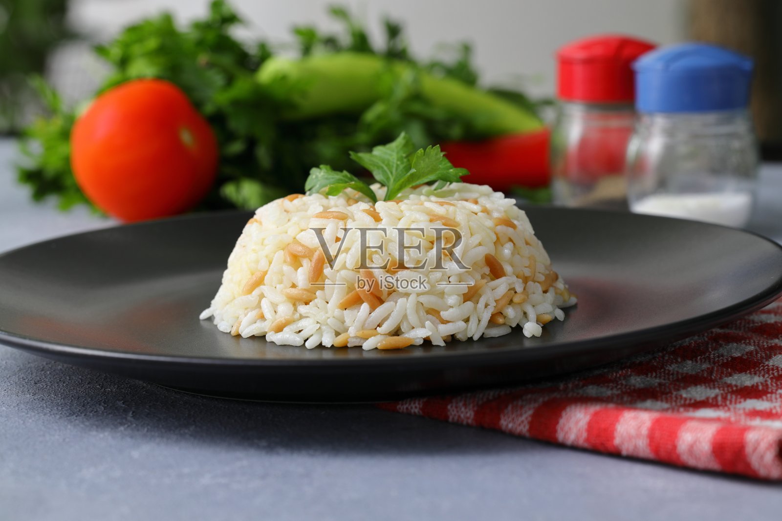 传统的土耳其饭。素菜饭已上桌。有机食品。土耳其式饭饭(土耳其语:sehriyeli piringpilavi)照片摄影图片