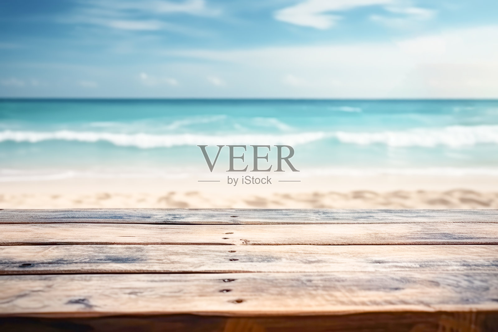 顶部的木制桌子与海景，模糊平静的大海和天空在热带海滩的背景。空表准备为您的产品展示蒙太奇。照片摄影图片