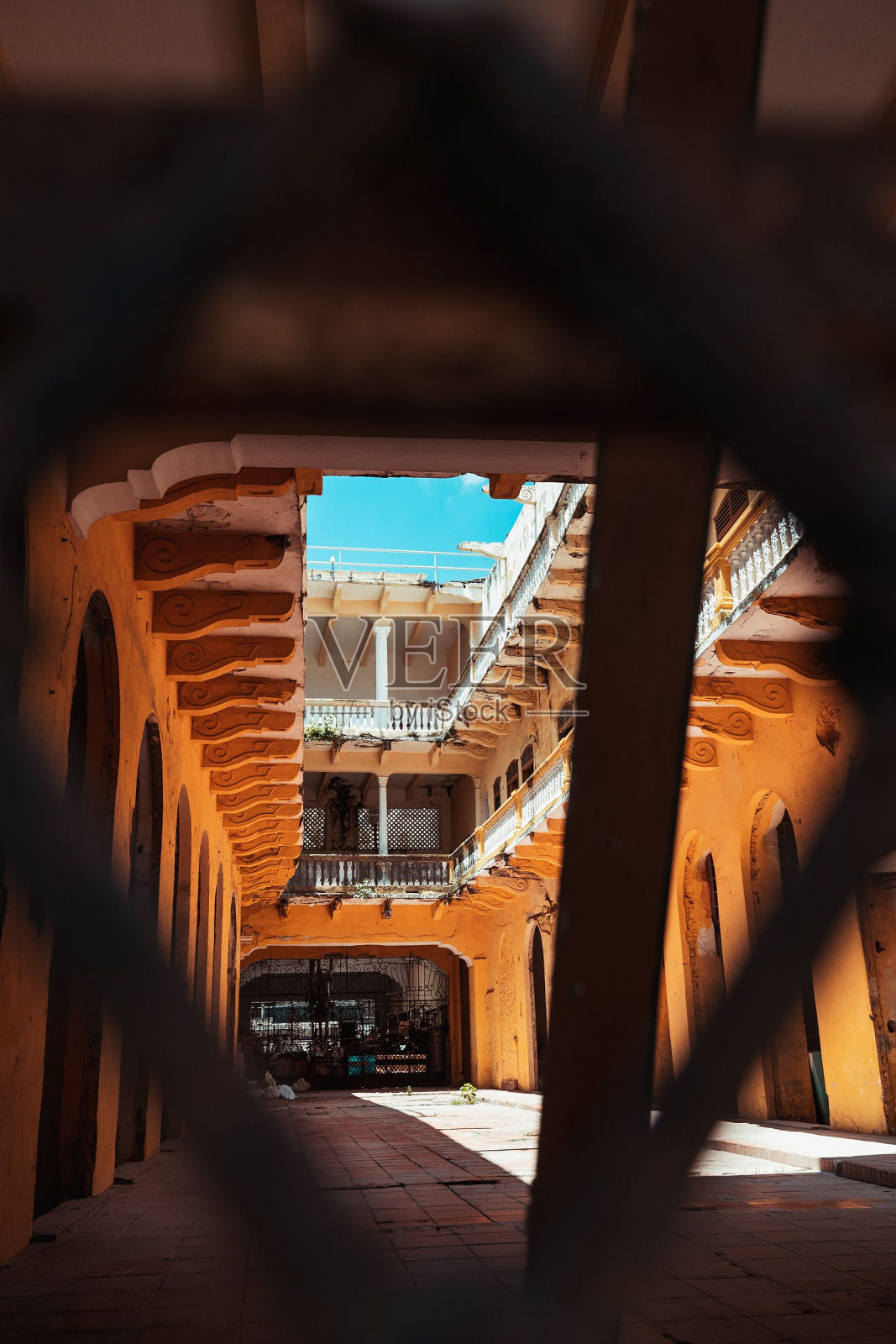 哥伦比亚卡塔赫纳的废弃建筑，窗户破损，门被闩住照片摄影图片