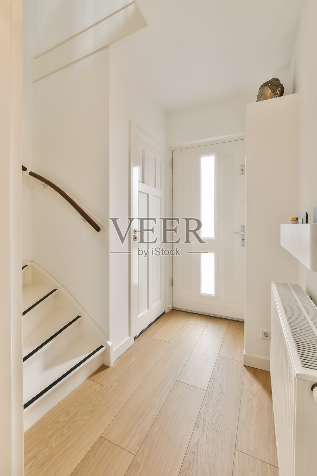 一间白色的房间，有楼梯和一扇白色的门照片摄影图片