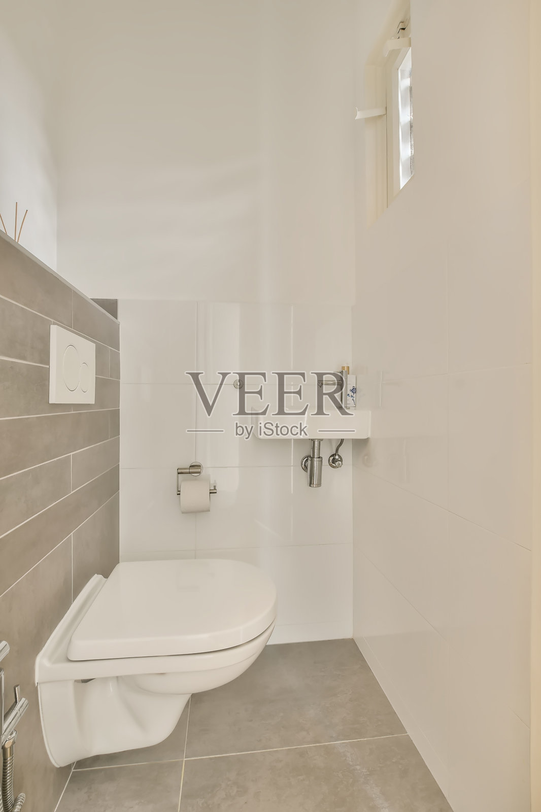 一间带马桶和水槽的白色浴室照片摄影图片