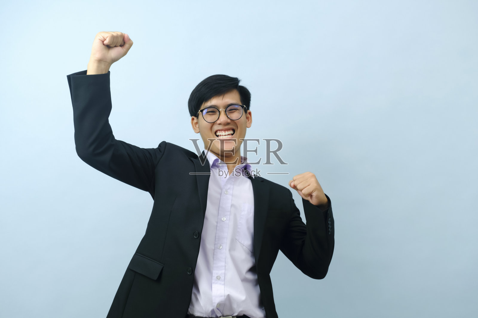 商人弯曲的肖像。照片摄影图片