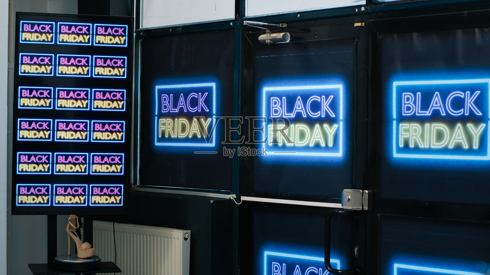 11月服装店入口照片摄影图片