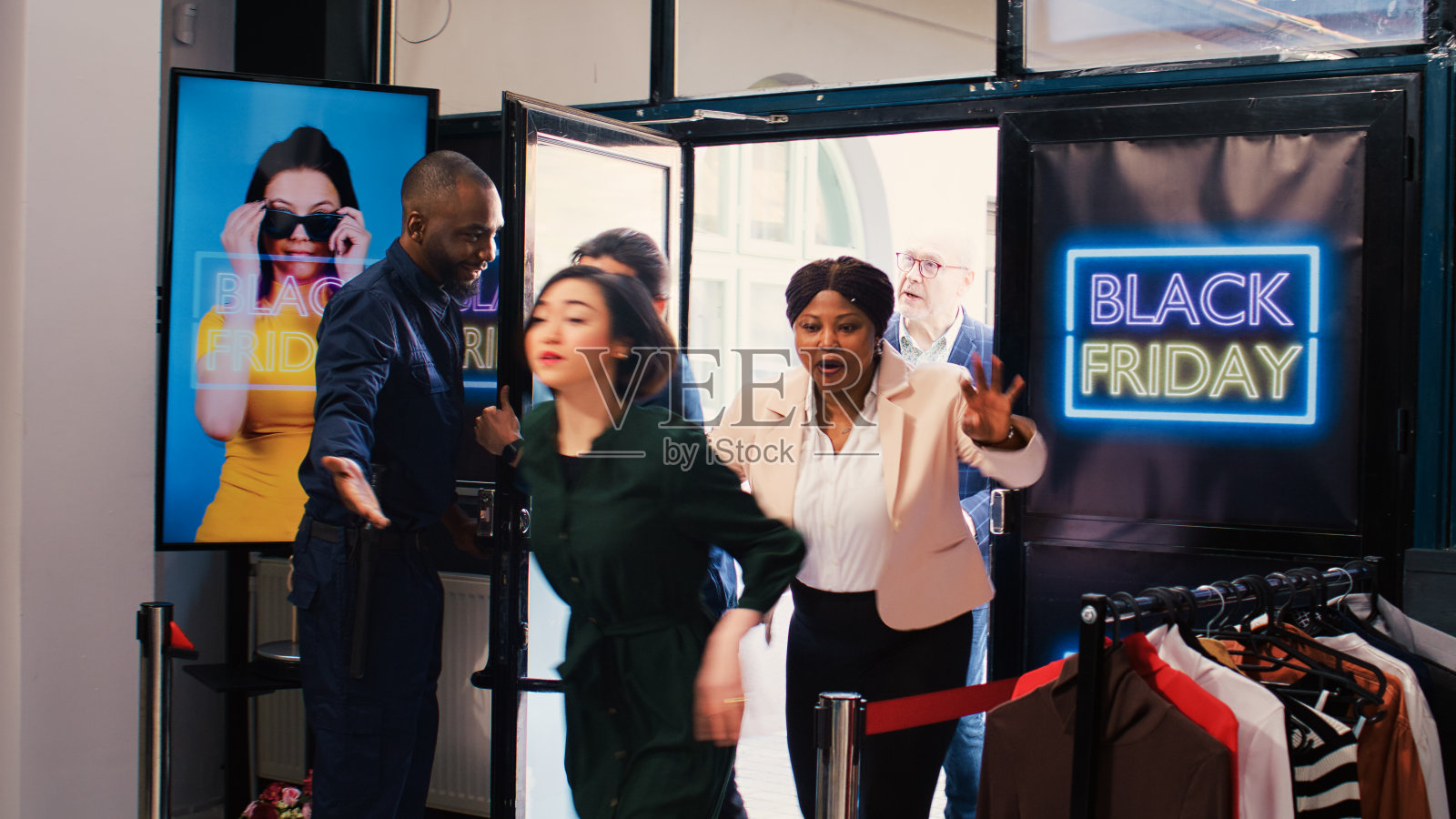 购物者在进入商店时推着繁文缛节照片摄影图片