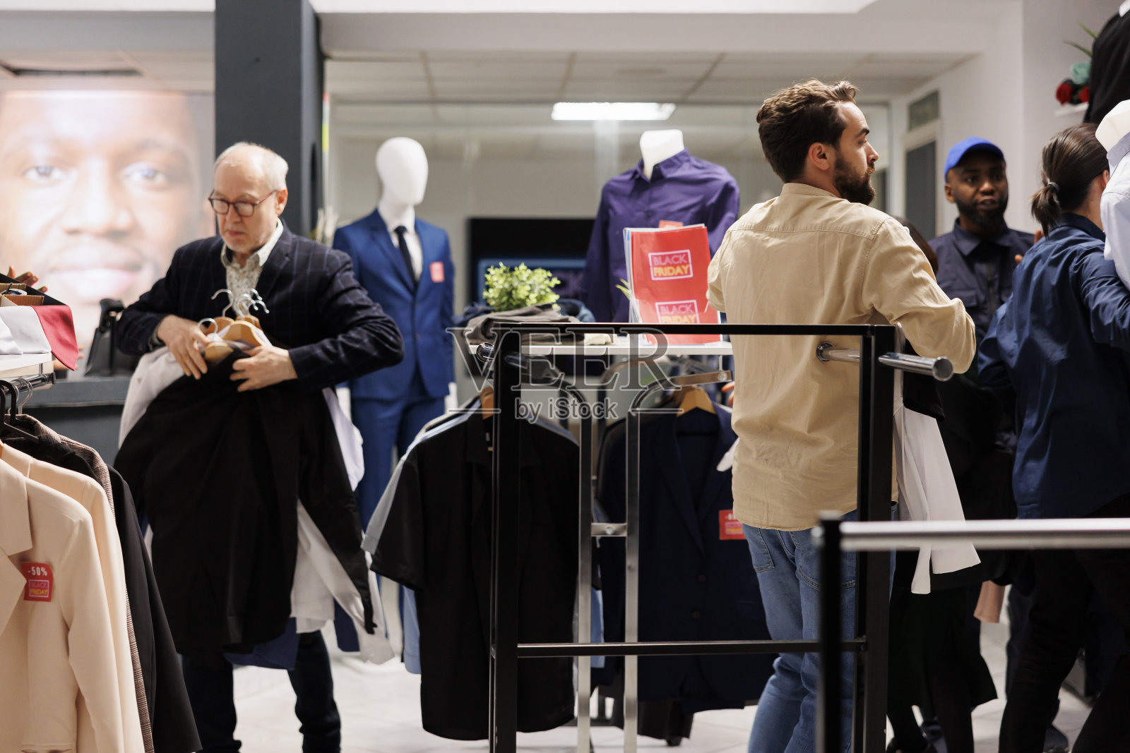 人们以折扣价抢购衣服照片摄影图片