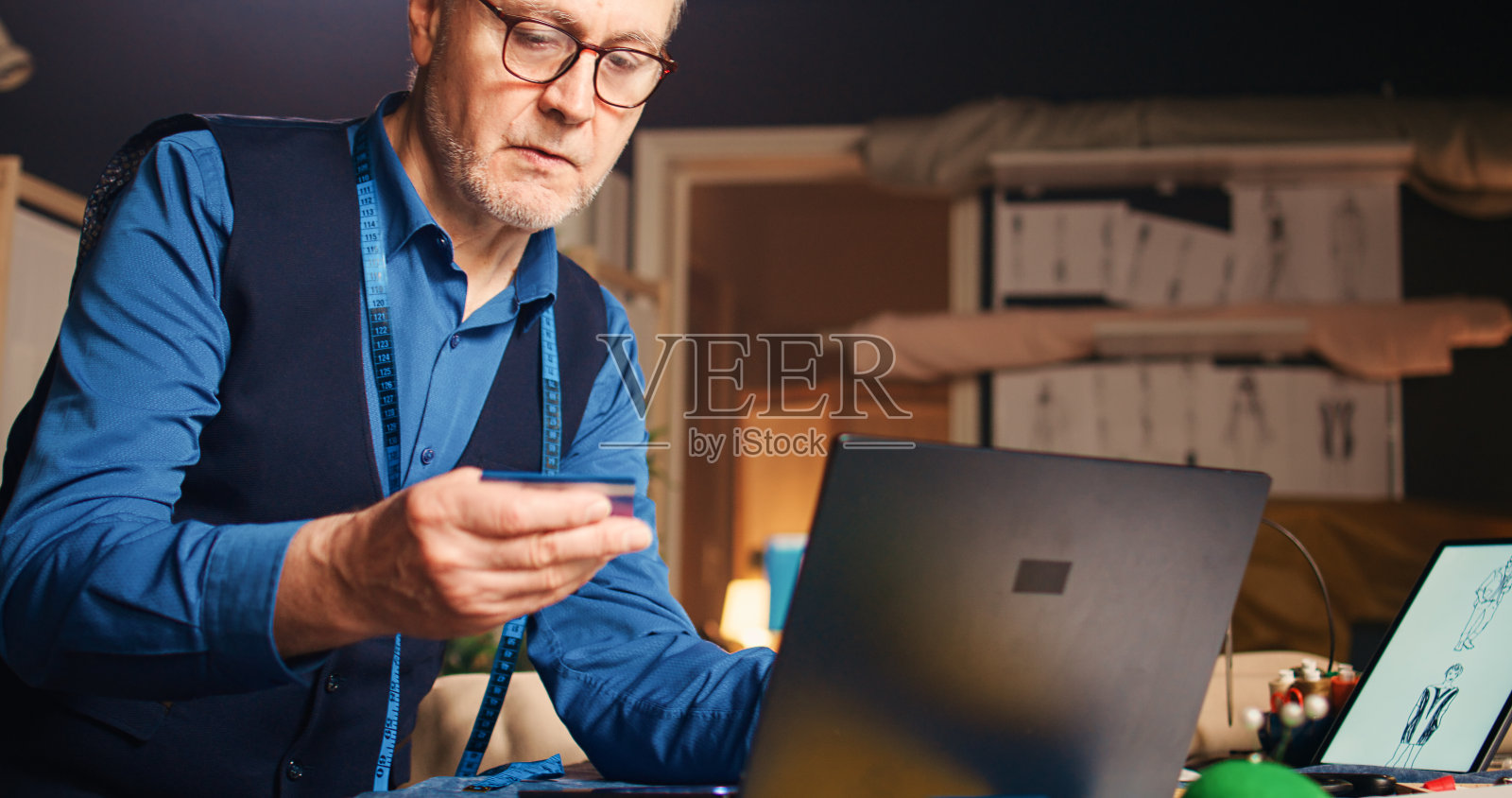 老裁缝网上购物工具照片摄影图片