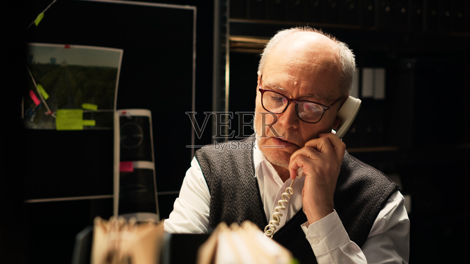 一名调查员正在打电话照片摄影图片