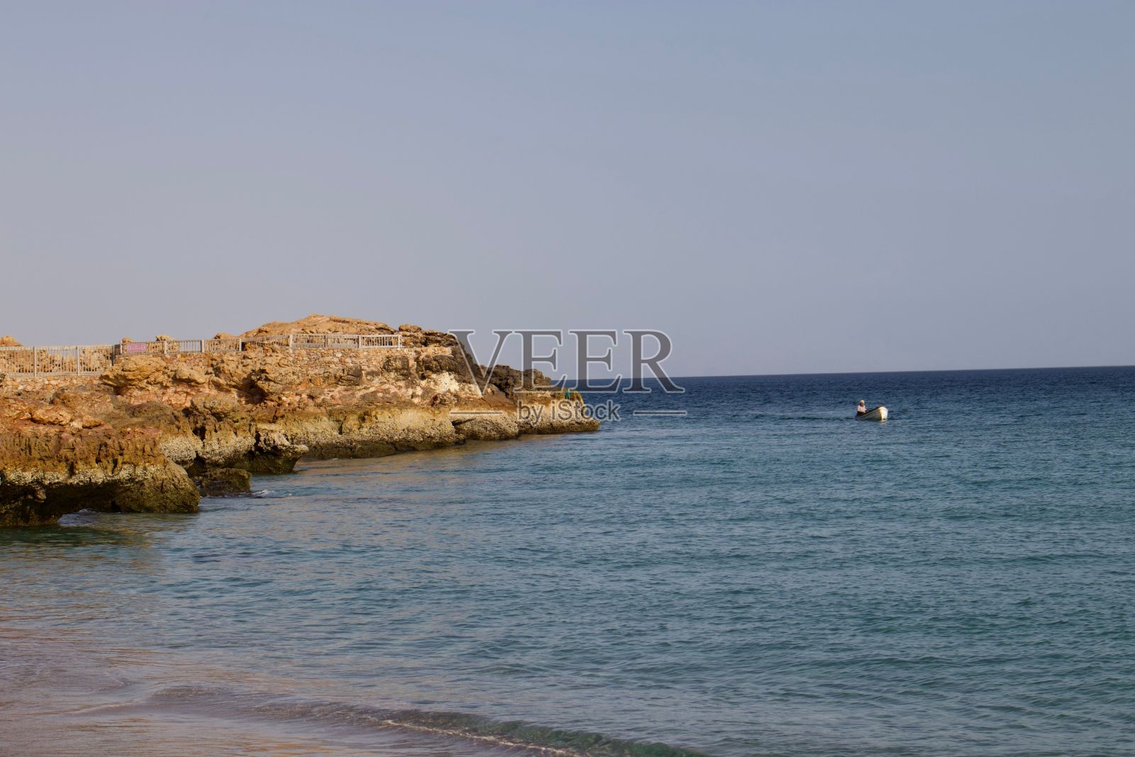 在一个阳光明媚的日子里，在蓝色的大海上航行的船只的风景照片摄影图片