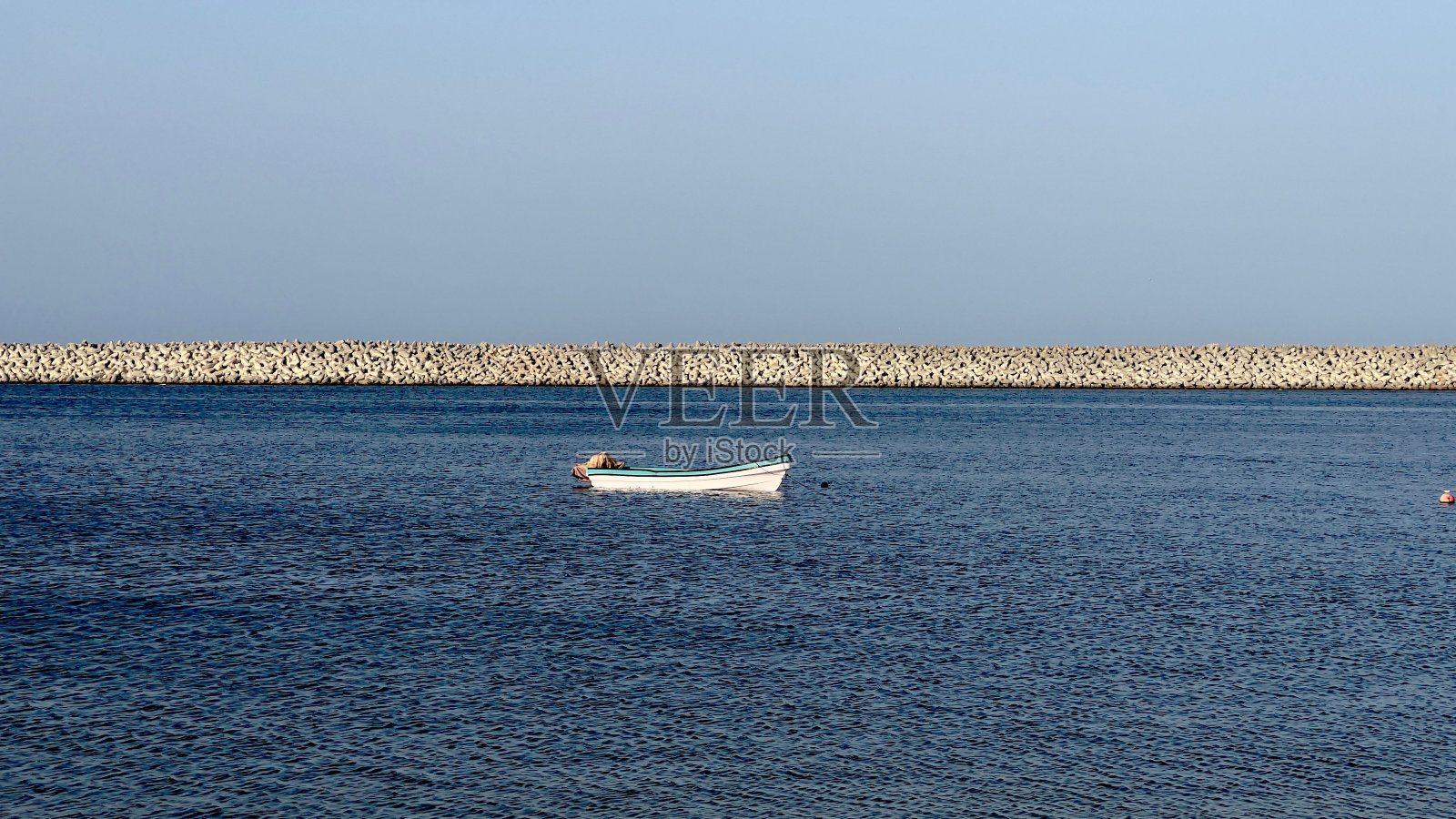 在一个阳光明媚的日子里，在蓝色的大海上航行的船只的风景照片摄影图片
