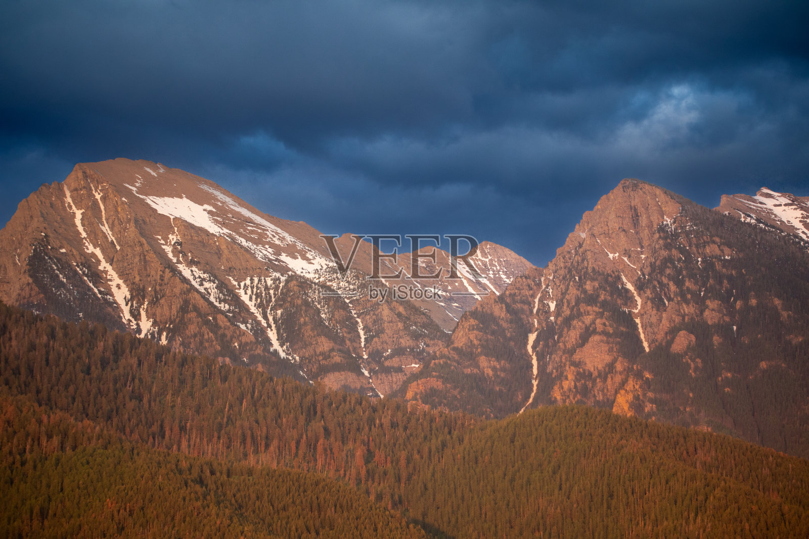 暴风雨席卷了山谷照片摄影图片