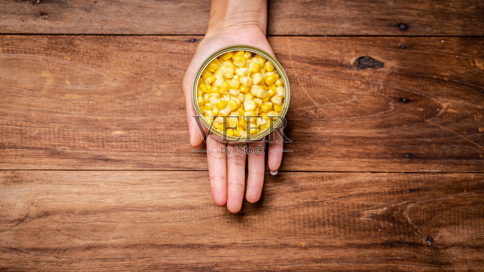 罐头食品俯视图照片，罐头与拉出环，金属包装。照片摄影图片