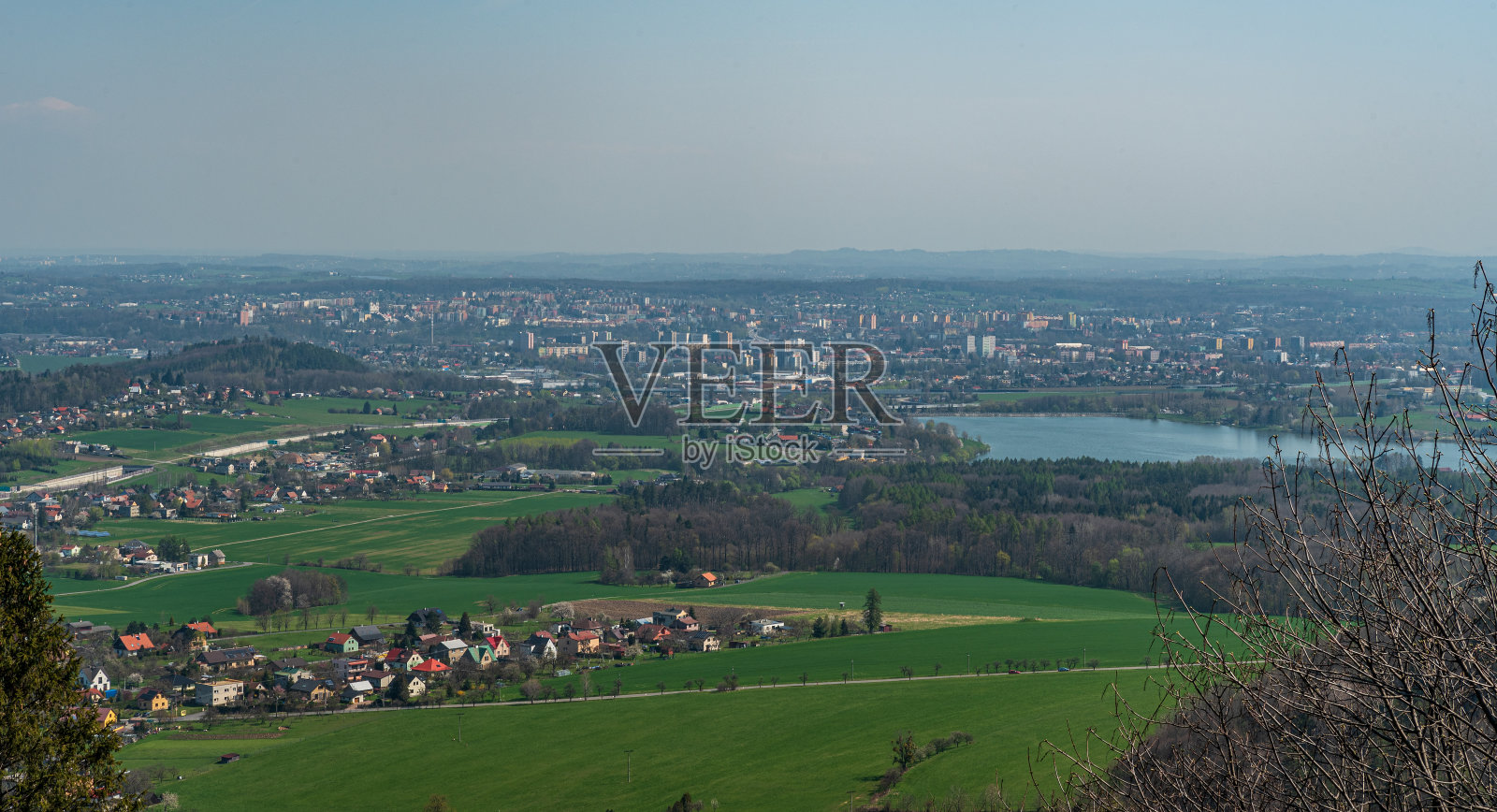 捷克帕尔科维采山丘上的Frydek-Mistek城市照片摄影图片