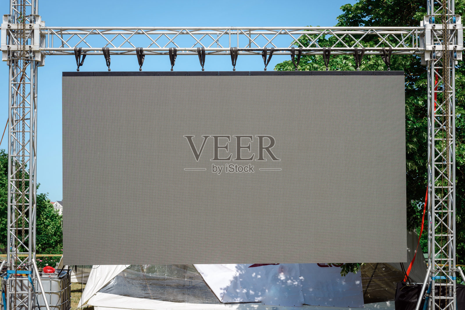 音乐会舞台上的设备。投影仪的屏幕。城市音乐会。共和国日庆祝活动。照片摄影图片