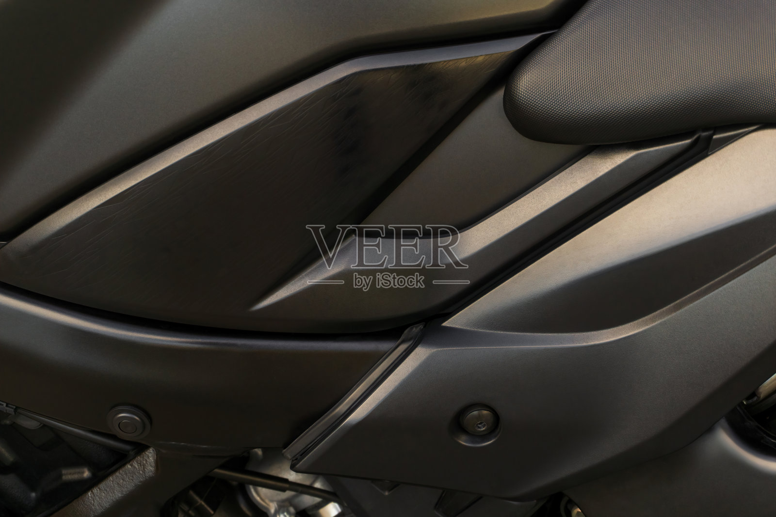 一辆黑色摩托车油箱的细节特写照片摄影图片