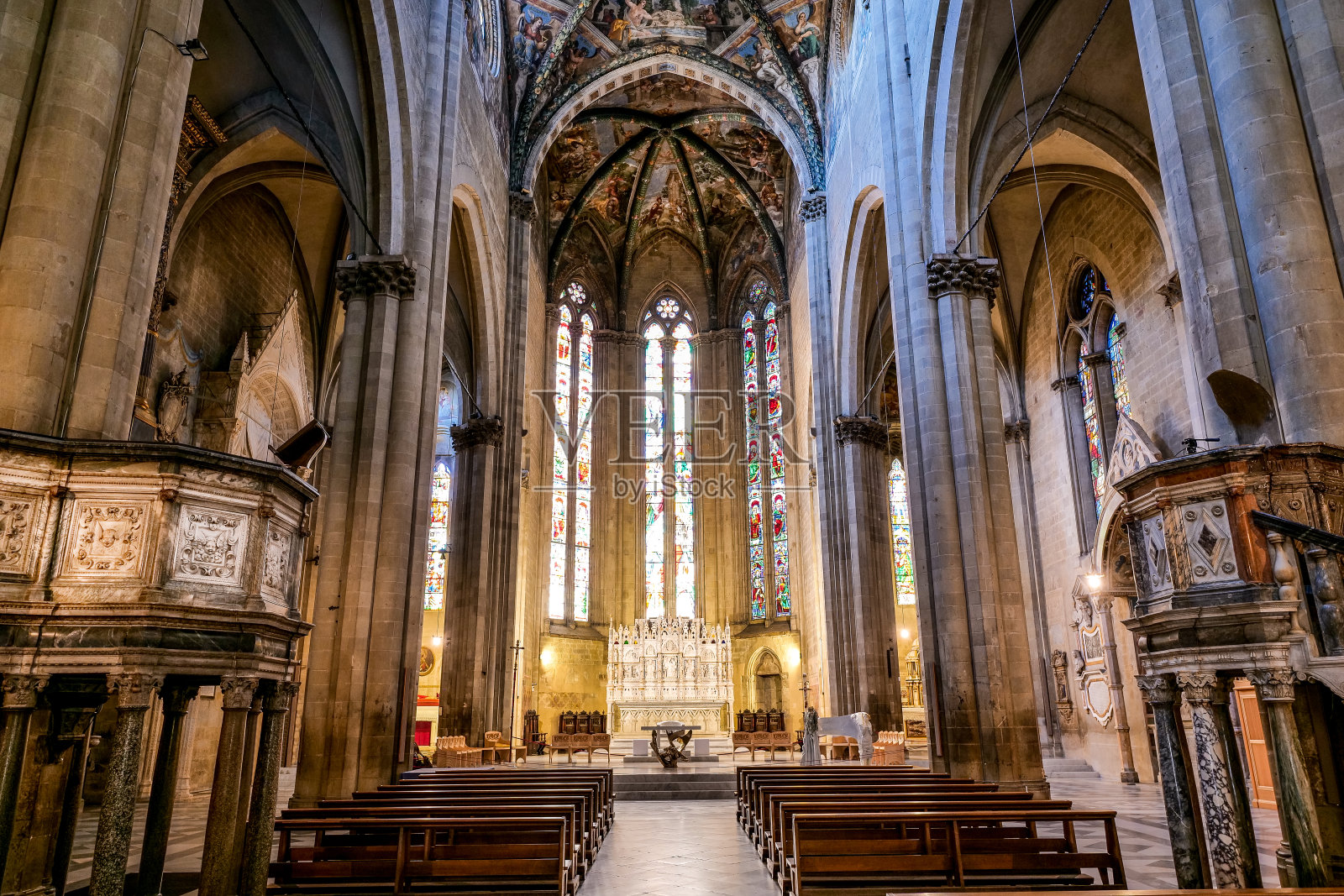 位于托斯卡纳阿雷佐中世纪中心的大教堂内，哥特式风格的华丽中央中殿照片摄影图片