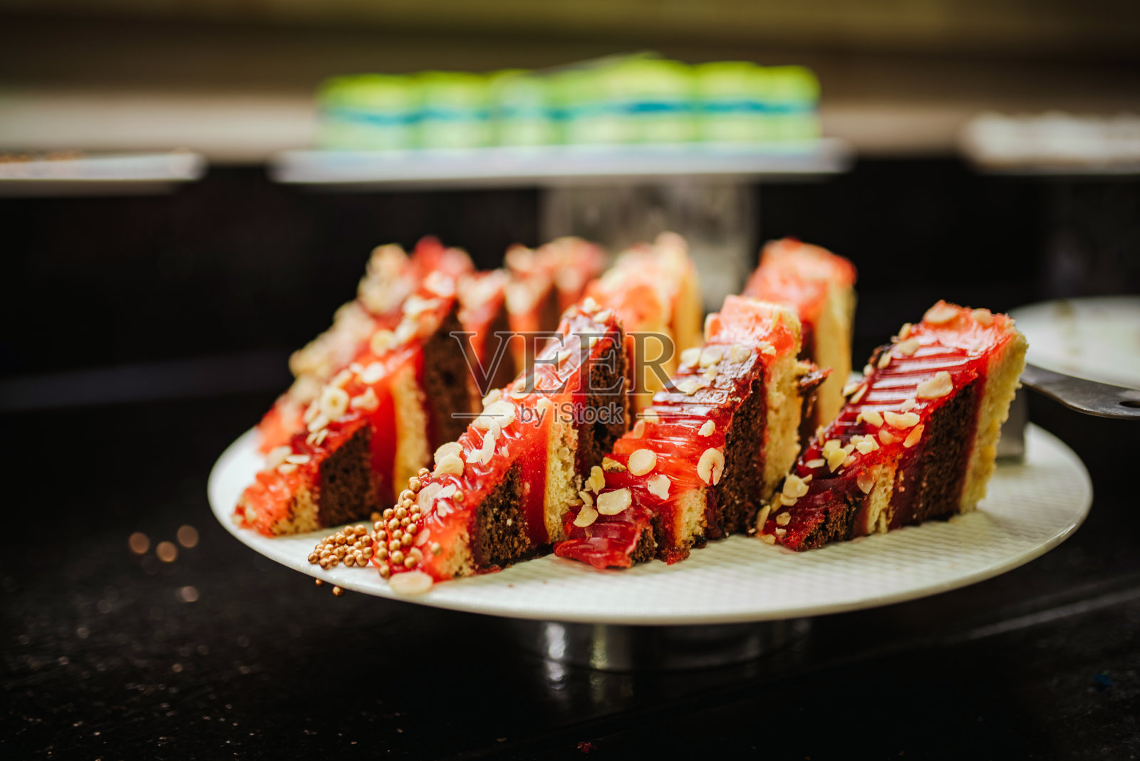 酒店里各式各样的甜点照片摄影图片