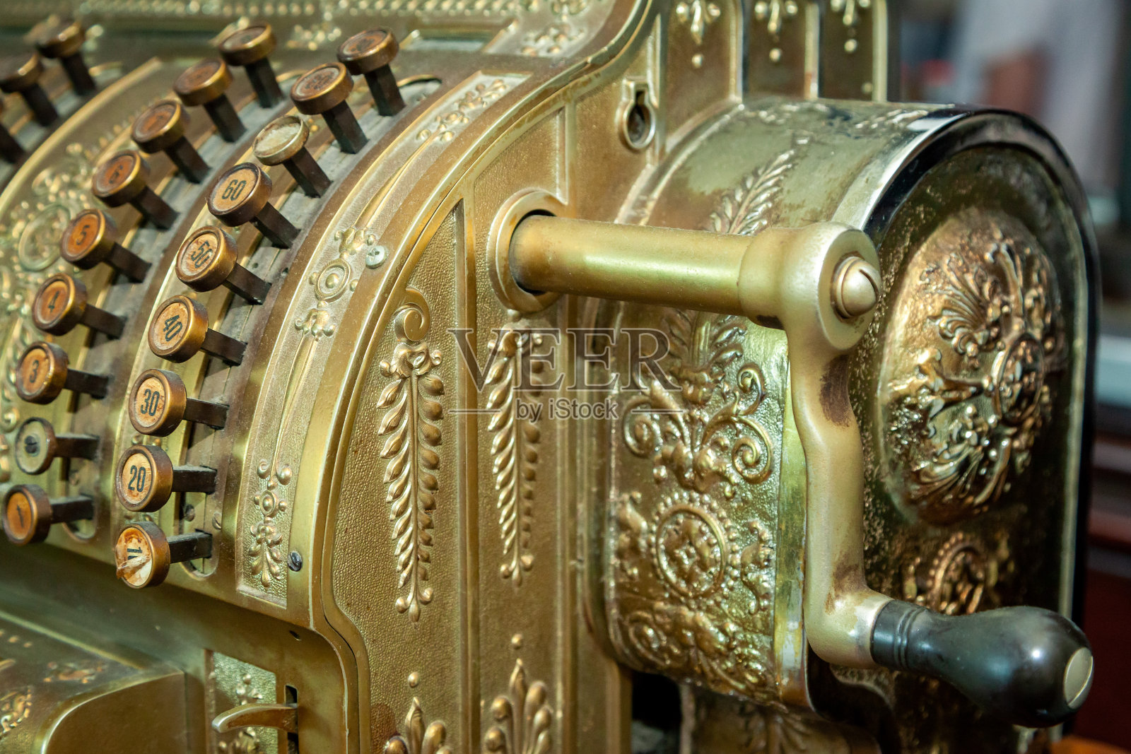 旧收银机的特写镜头。绿色国家收银机，有号码和详细信息。照片摄影图片