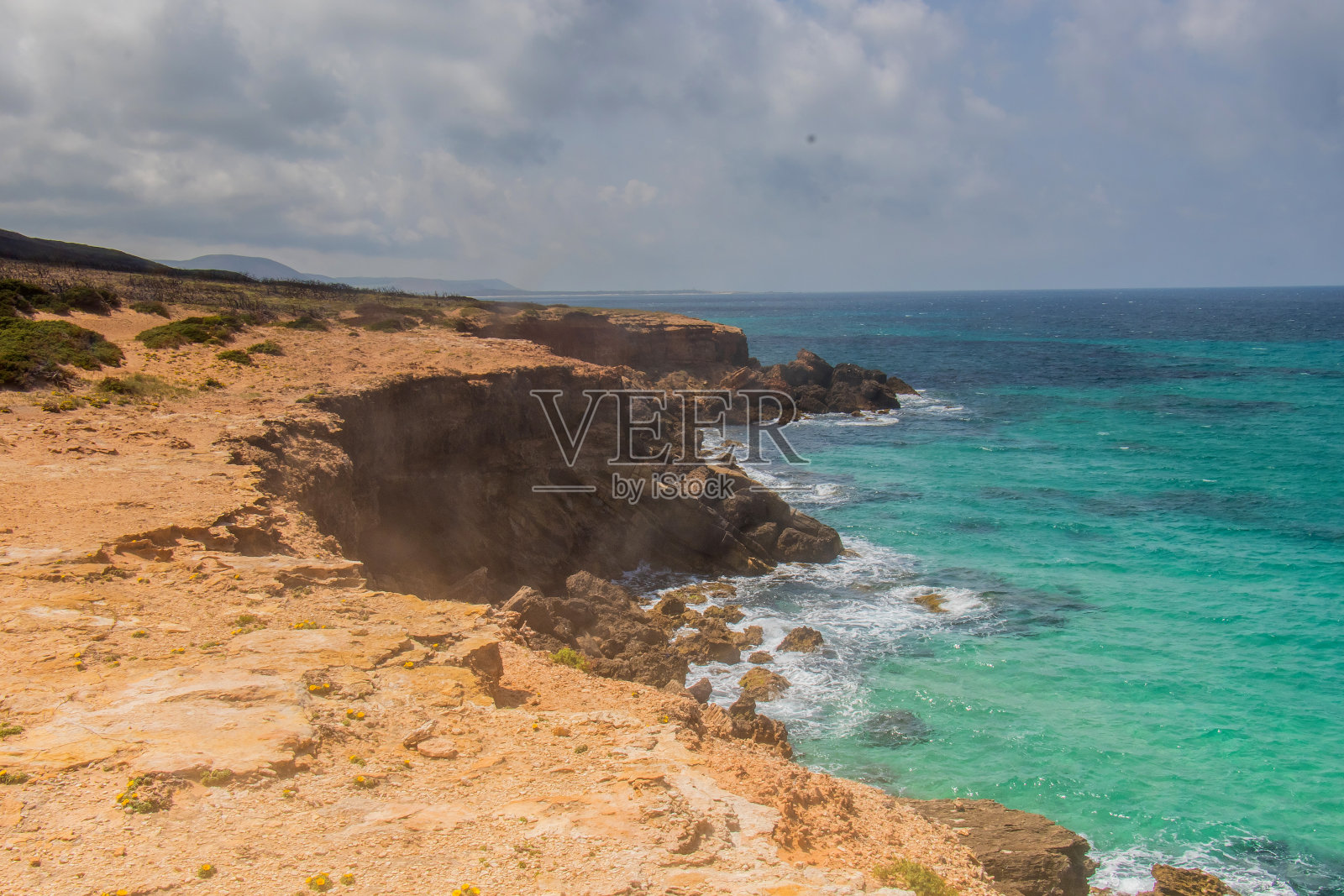 从突尼斯比塞特的勃朗峰俯瞰悬崖，大海在地平线上，照片摄影图片