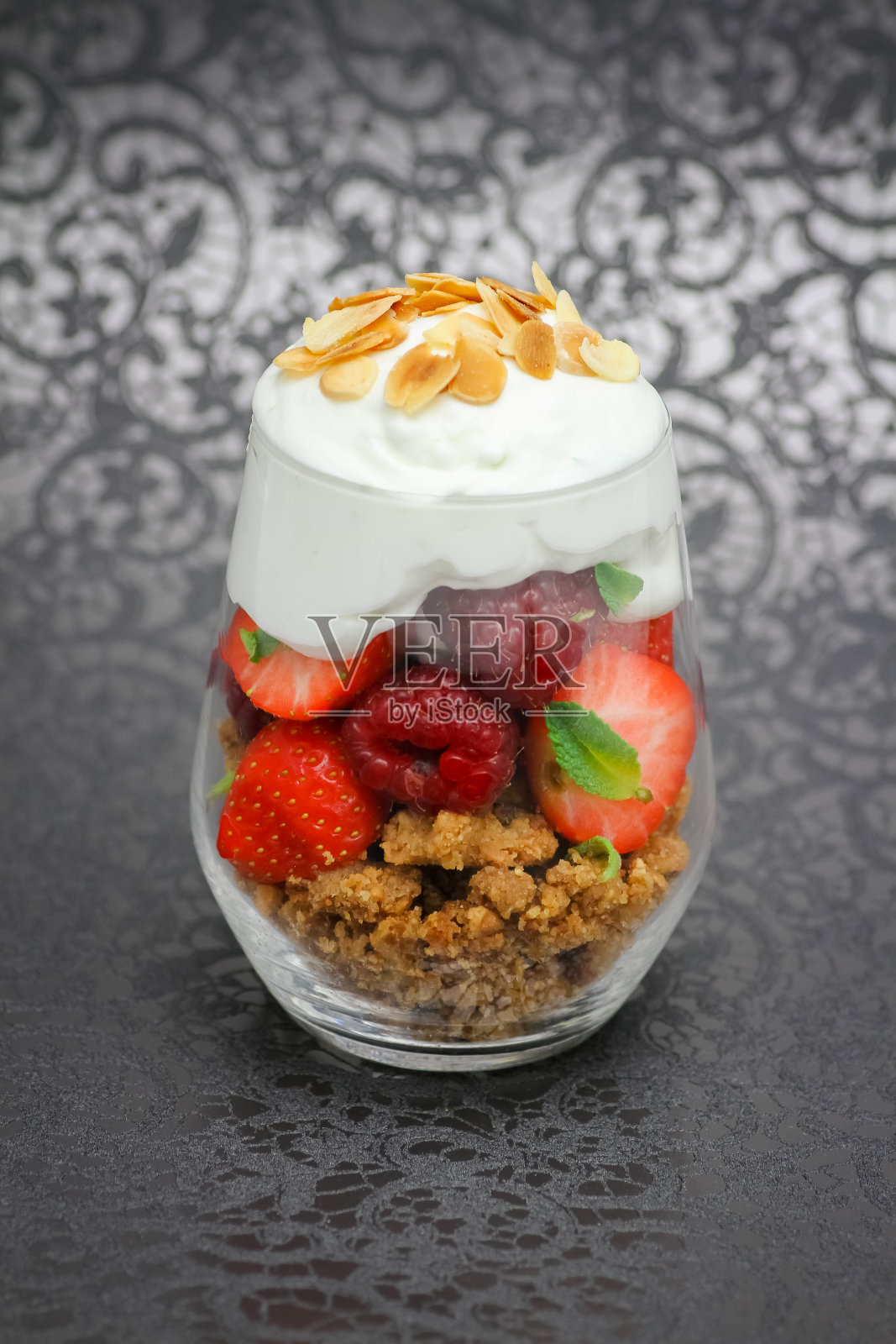 草莓覆盆子松糕照片摄影图片