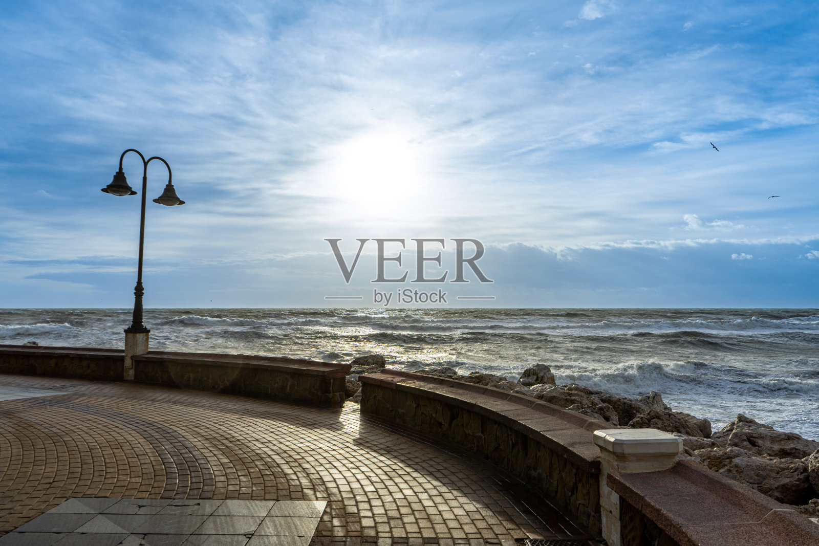 西班牙马拉加托雷莫里诺斯的海上风暴照片摄影图片