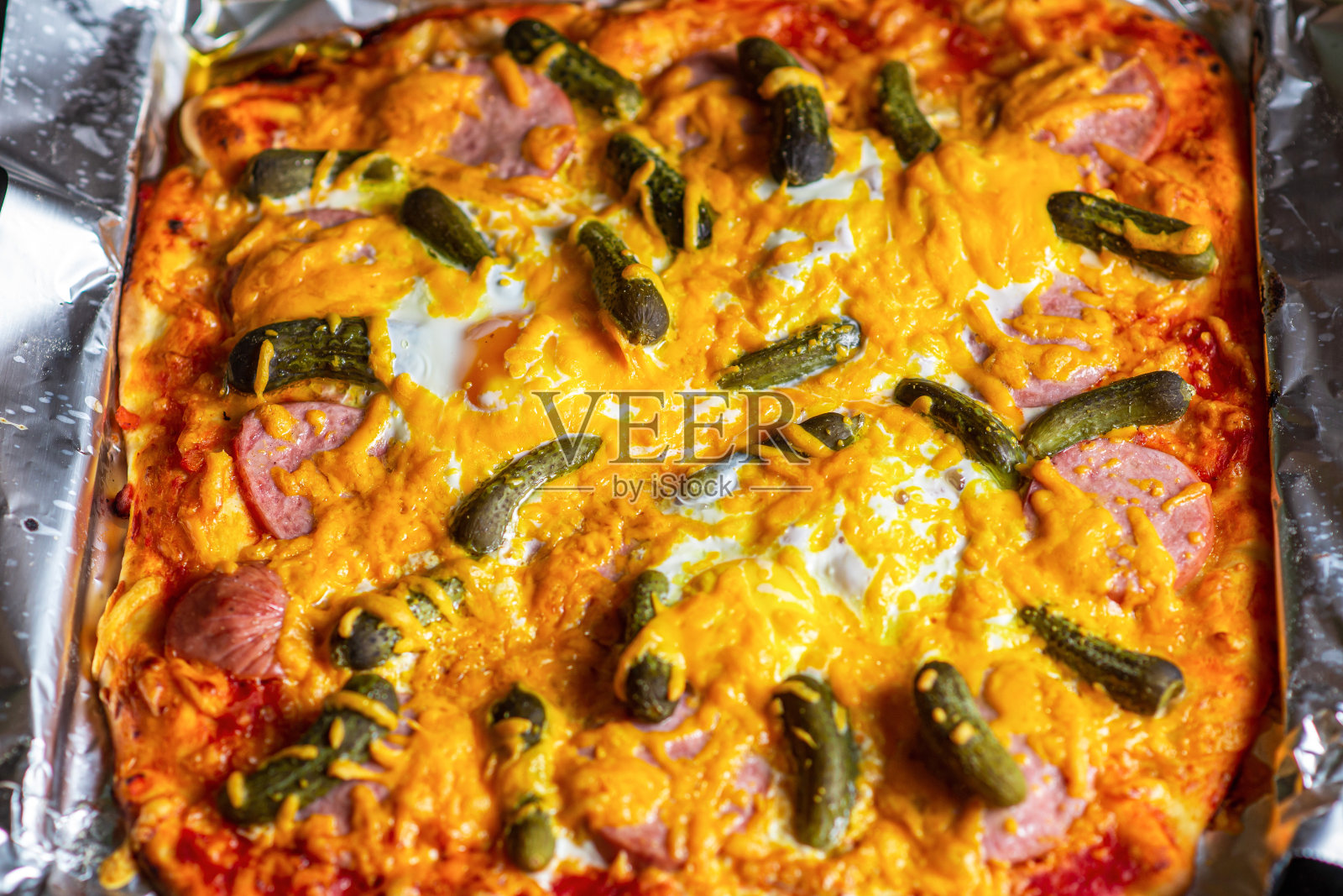 酸黄瓜披萨。特写镜头。刚煮好的披萨表面。照片摄影图片