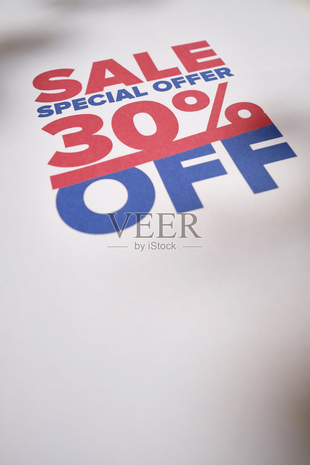 销售旗帜。特价标签。最高可打七折。节日折扣徽章。当季特价，大甩卖。店铺创意广告。购物模板海报和横幅照片摄影图片