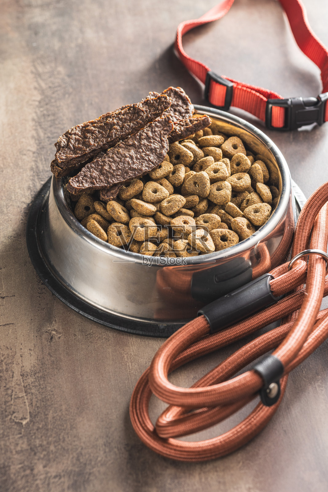 狗粮和干宠物粮照片摄影图片