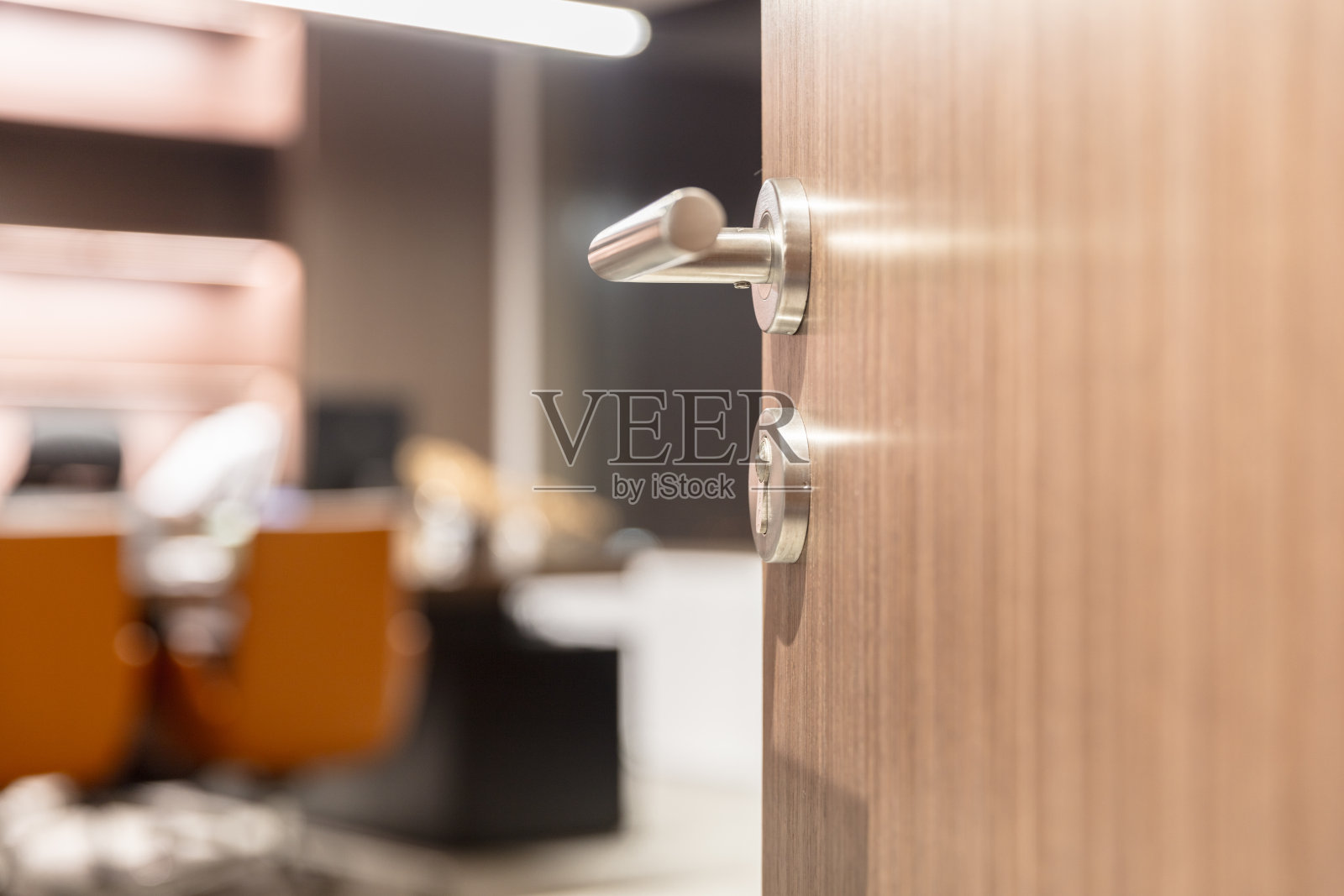 打开总裁办公室的门照片摄影图片