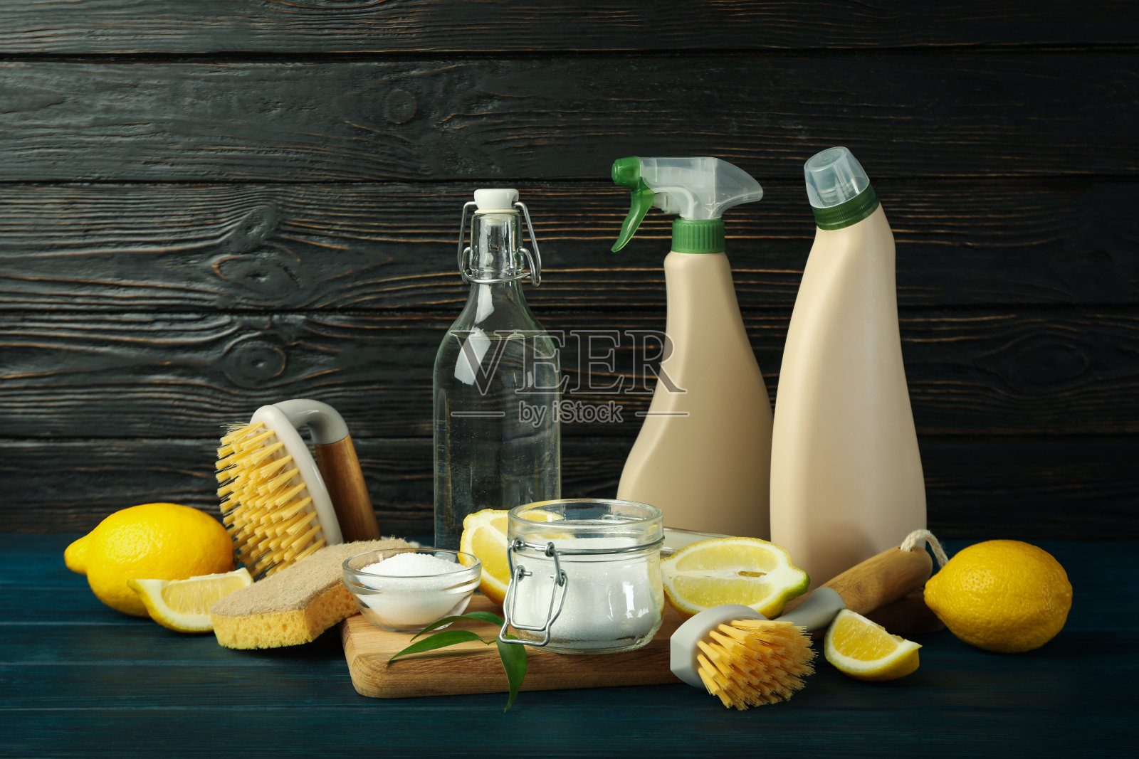 木制桌子上的家用清洁剂概念照片摄影图片
