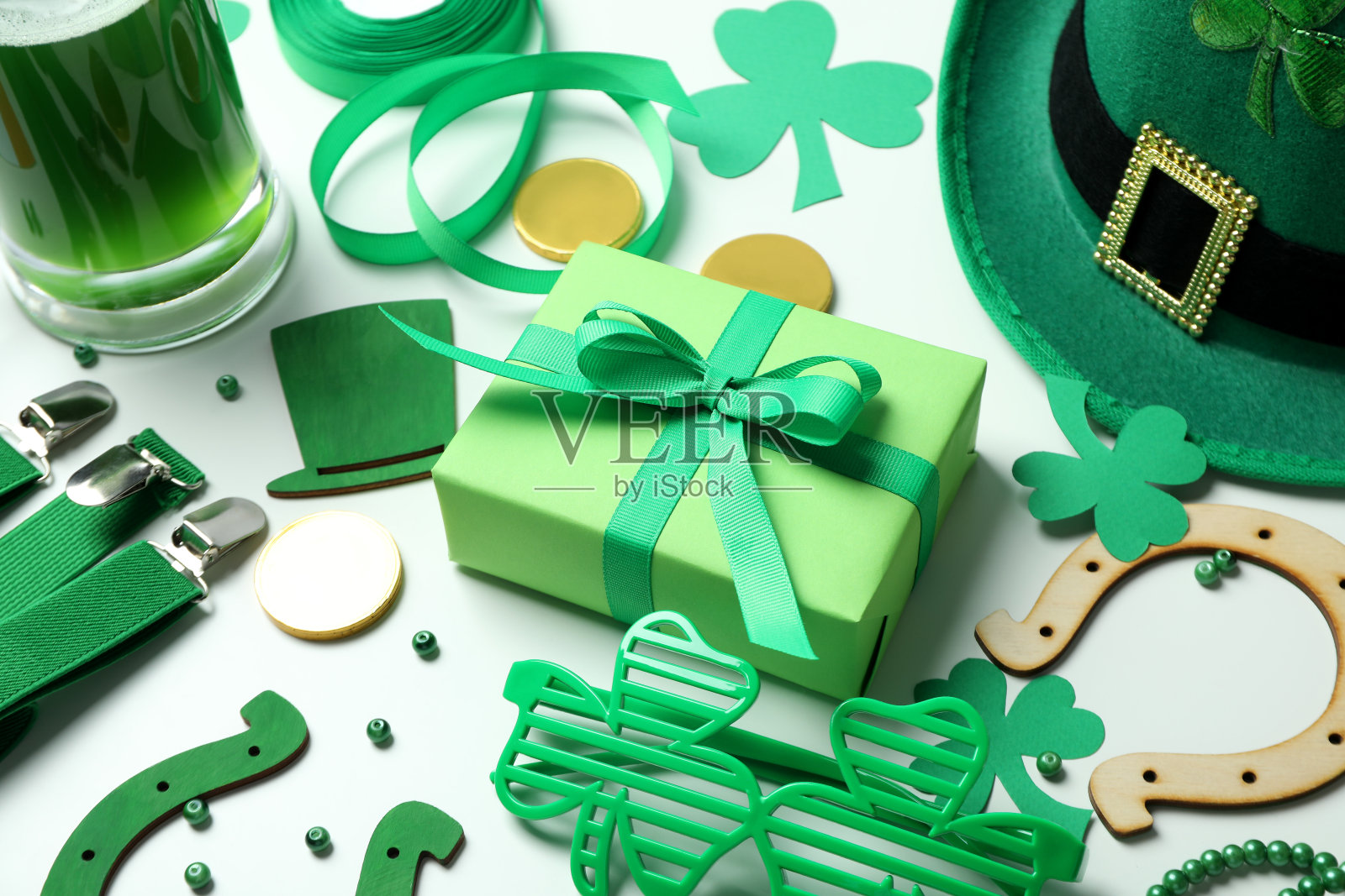 不同的圣帕特里克节配件在白色背景照片摄影图片