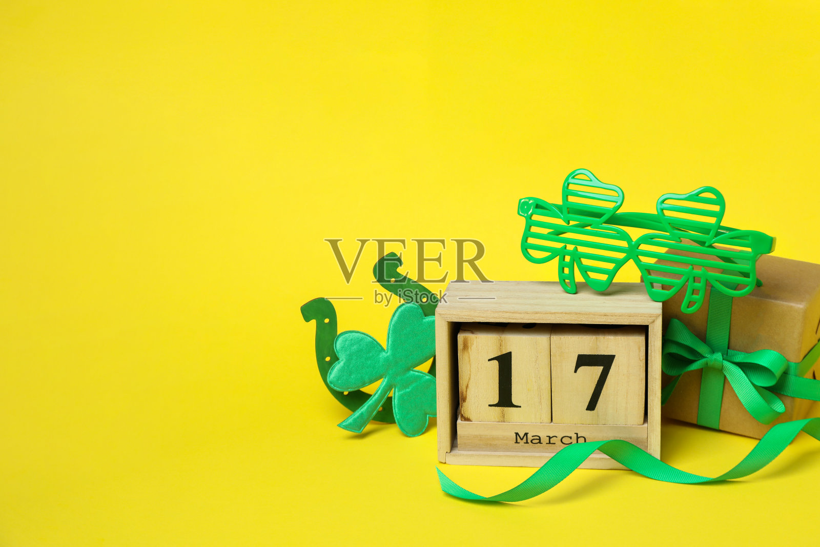 不同的圣帕特里克节配件，文字空间照片摄影图片