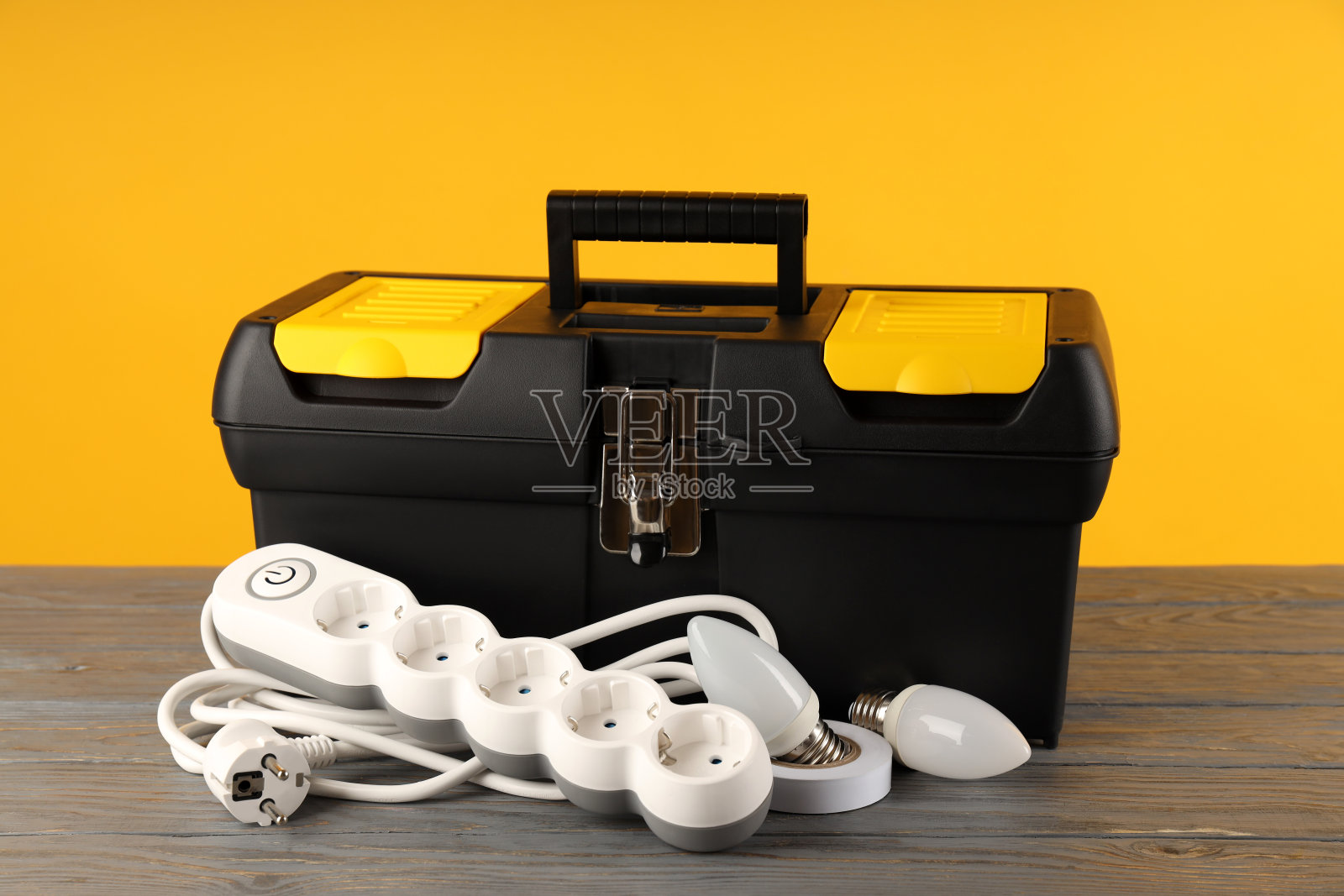 电工或电动工具在木桌上的概念照片摄影图片