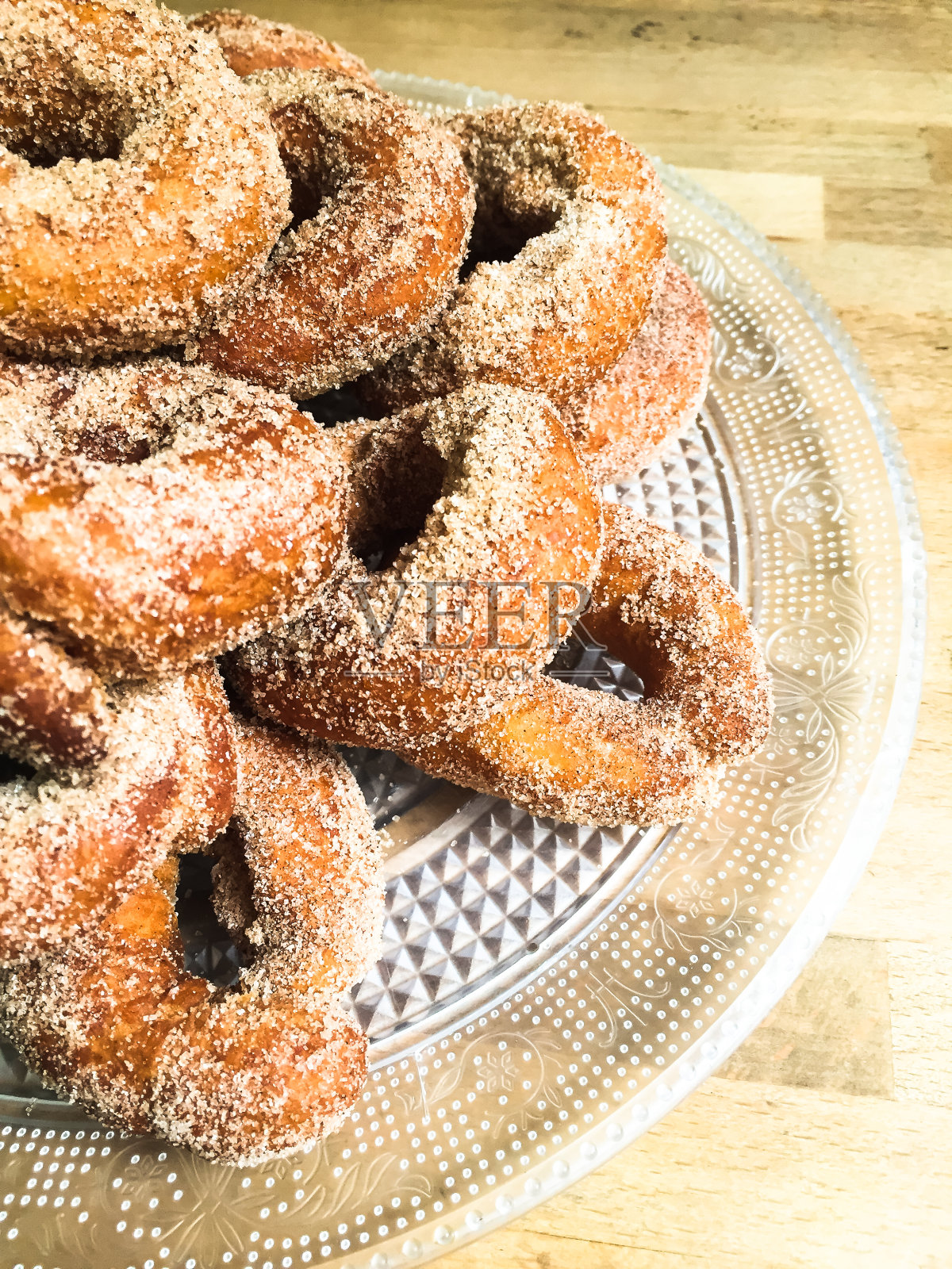 盘子里的自制油炸甜甜圈糕点照片摄影图片