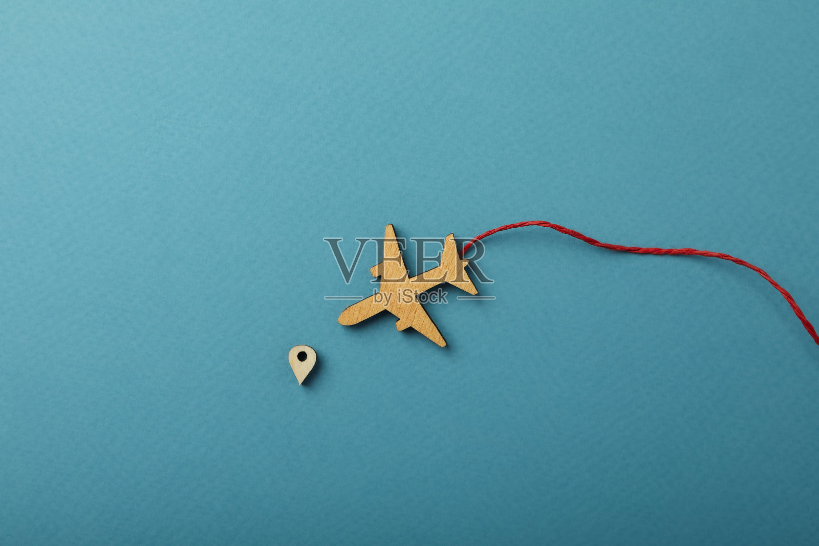 旅行和冒险的概念，飞机接近他的目的地照片摄影图片