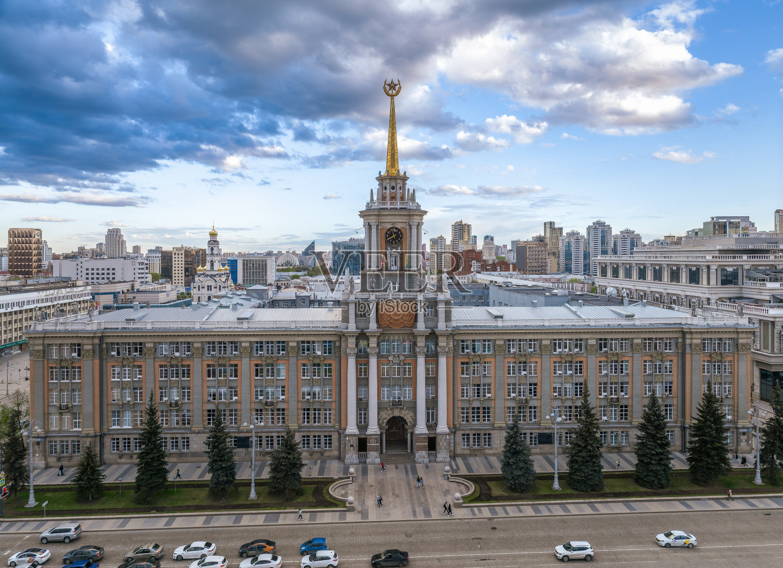 夏季傍晚叶卡捷琳堡市政府或市政厅和中央广场。傍晚的城市在夏日的夕阳下，鸟瞰。照片摄影图片