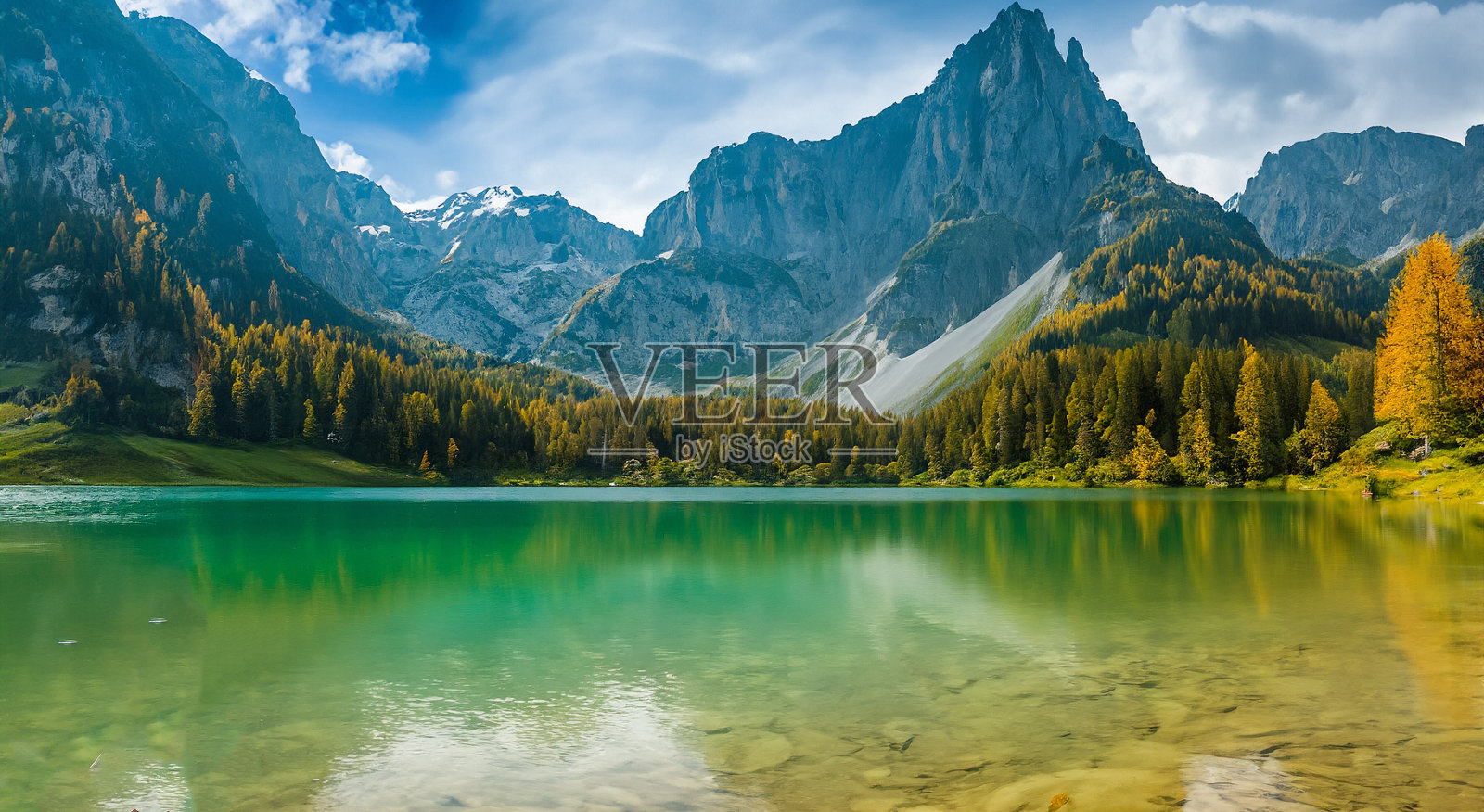 神奇而美丽的湖泊，坐落在童话般的森林和群山之中照片摄影图片