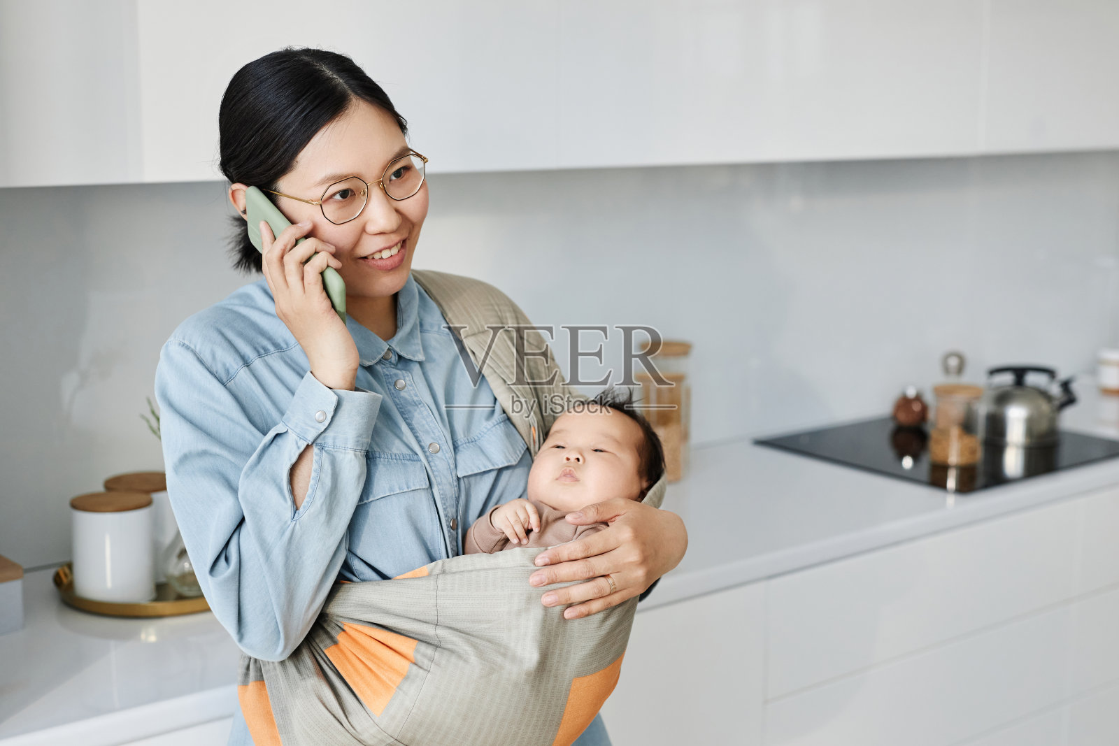 妈妈和孩子用手机聊天照片摄影图片