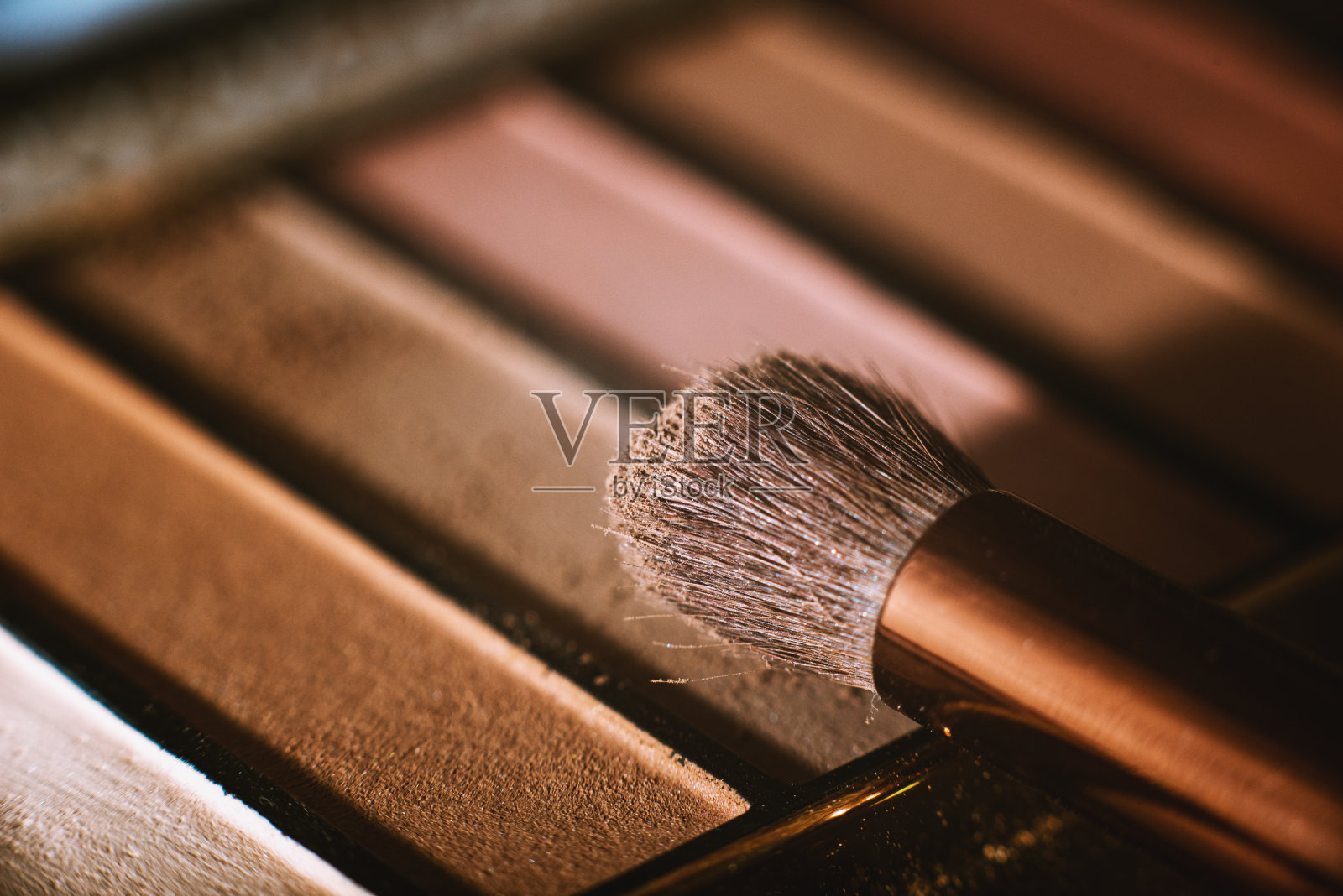 调色板的眼影在粉红色的色调，哑光眼影与化妆刷，微距，俯视图照片摄影图片