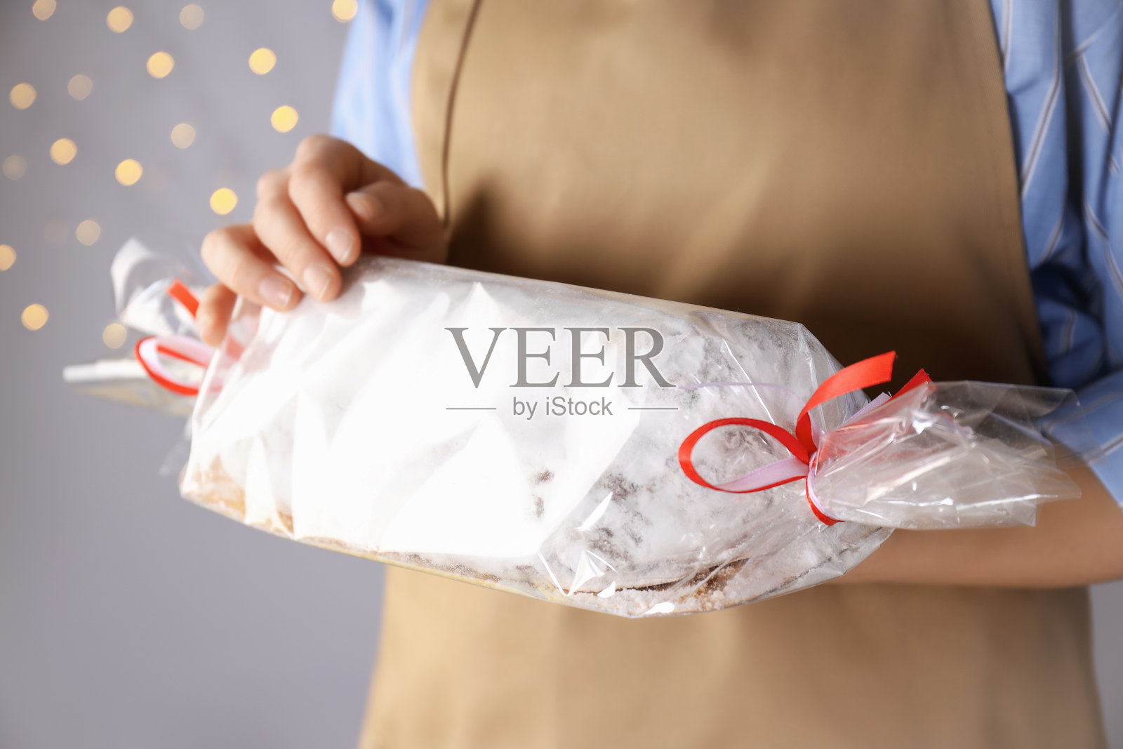 德国甜点的概念，围裙里的女人拿着斯托伦照片摄影图片