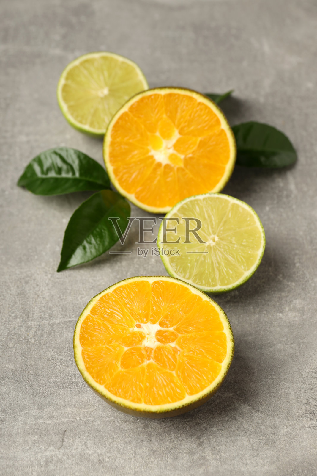 在灰色纹理背景上，柑橘类水果的美味食物概念照片摄影图片