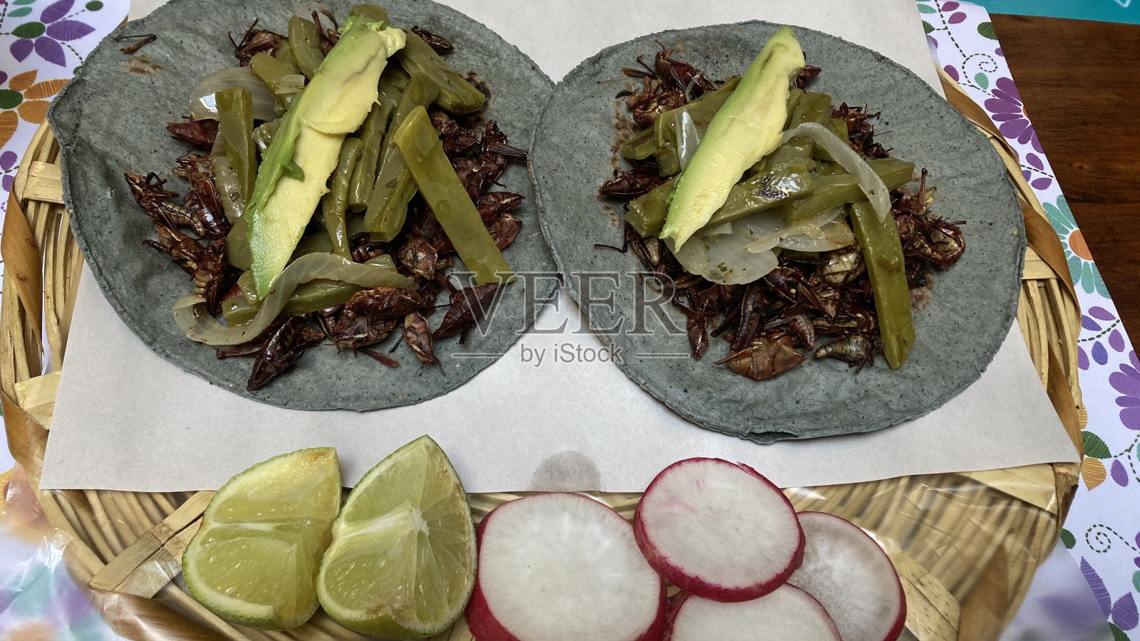 蓝色玉米饼里的查普林玉米饼照片摄影图片