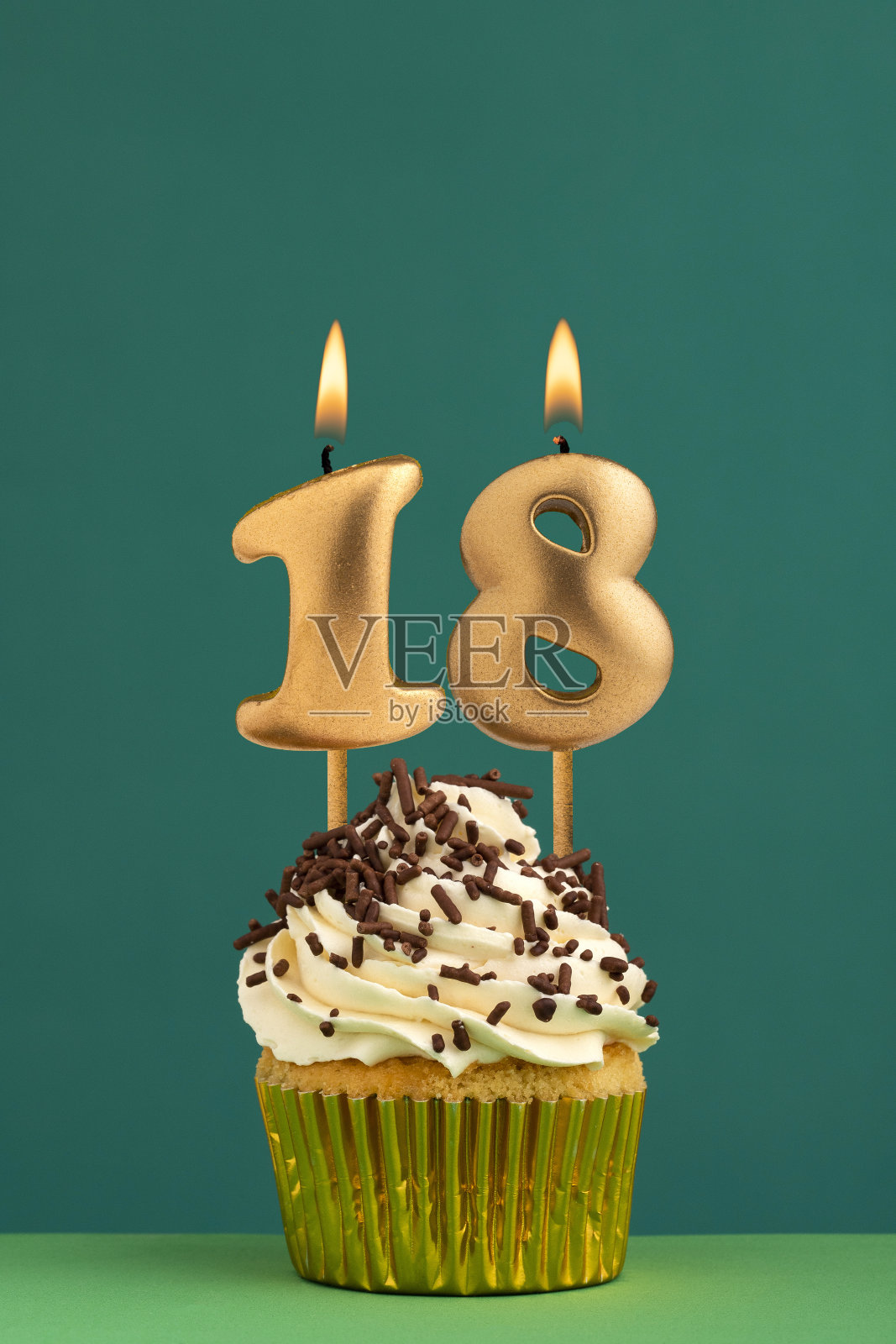 生日蜡烛号码18 -垂直周年纪念卡与绿色背景照片摄影图片