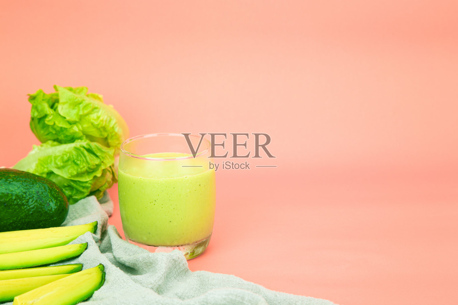 牛油果和绿色cos沙拉混合在一杯健康的饮用水。水平的照片照片摄影图片