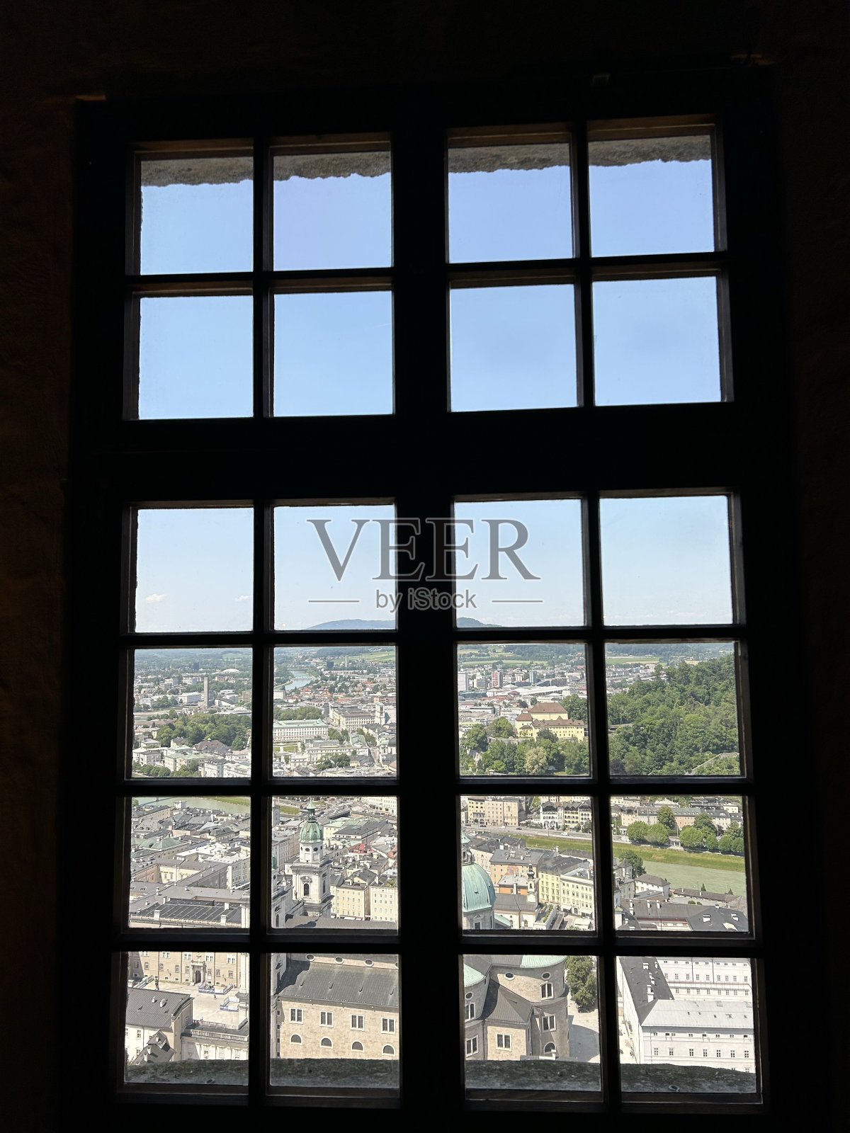 深色的窗框，背景是萨尔茨堡的景色照片摄影图片