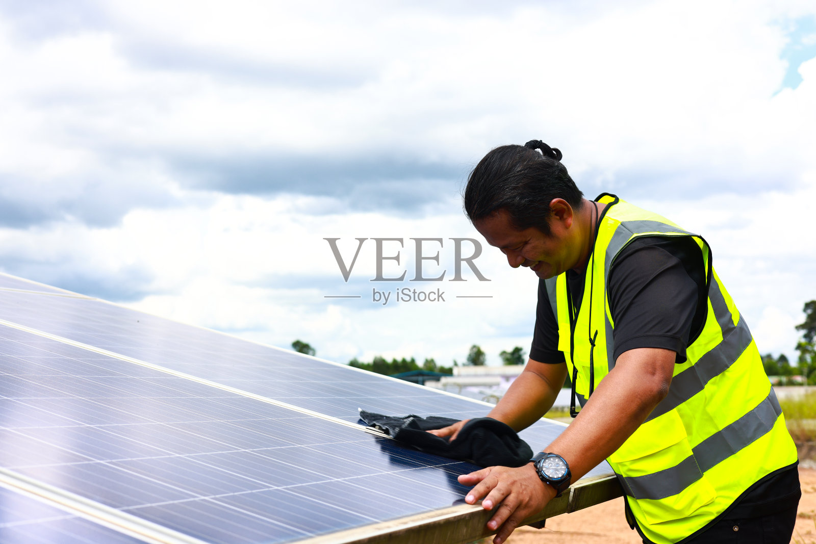 高级太阳能工程师检查和清洁太阳能电池板，太阳能，绿色和可再生能源的概念照片摄影图片