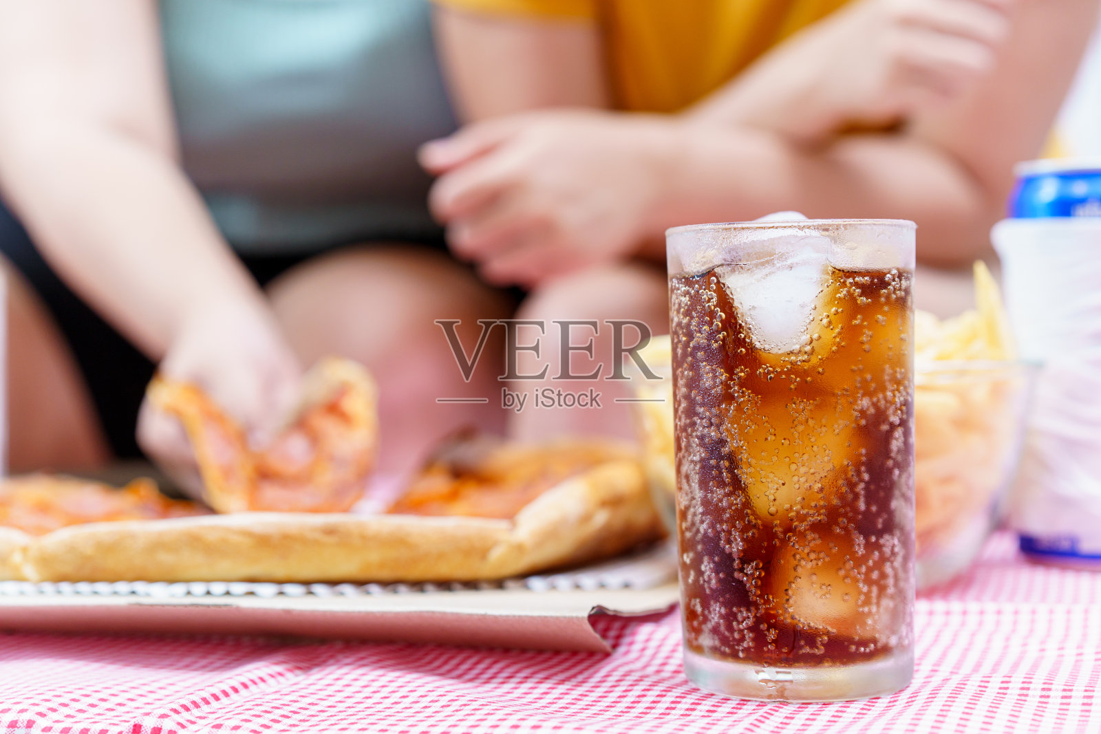 亚洲胖女人喜欢一起吃饭。照片摄影图片