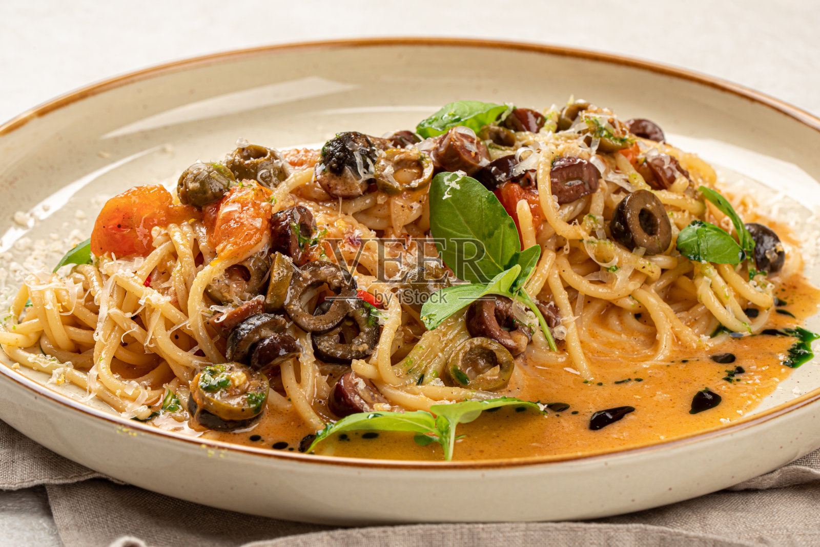 一份卡拉马塔橄榄意大利面照片摄影图片