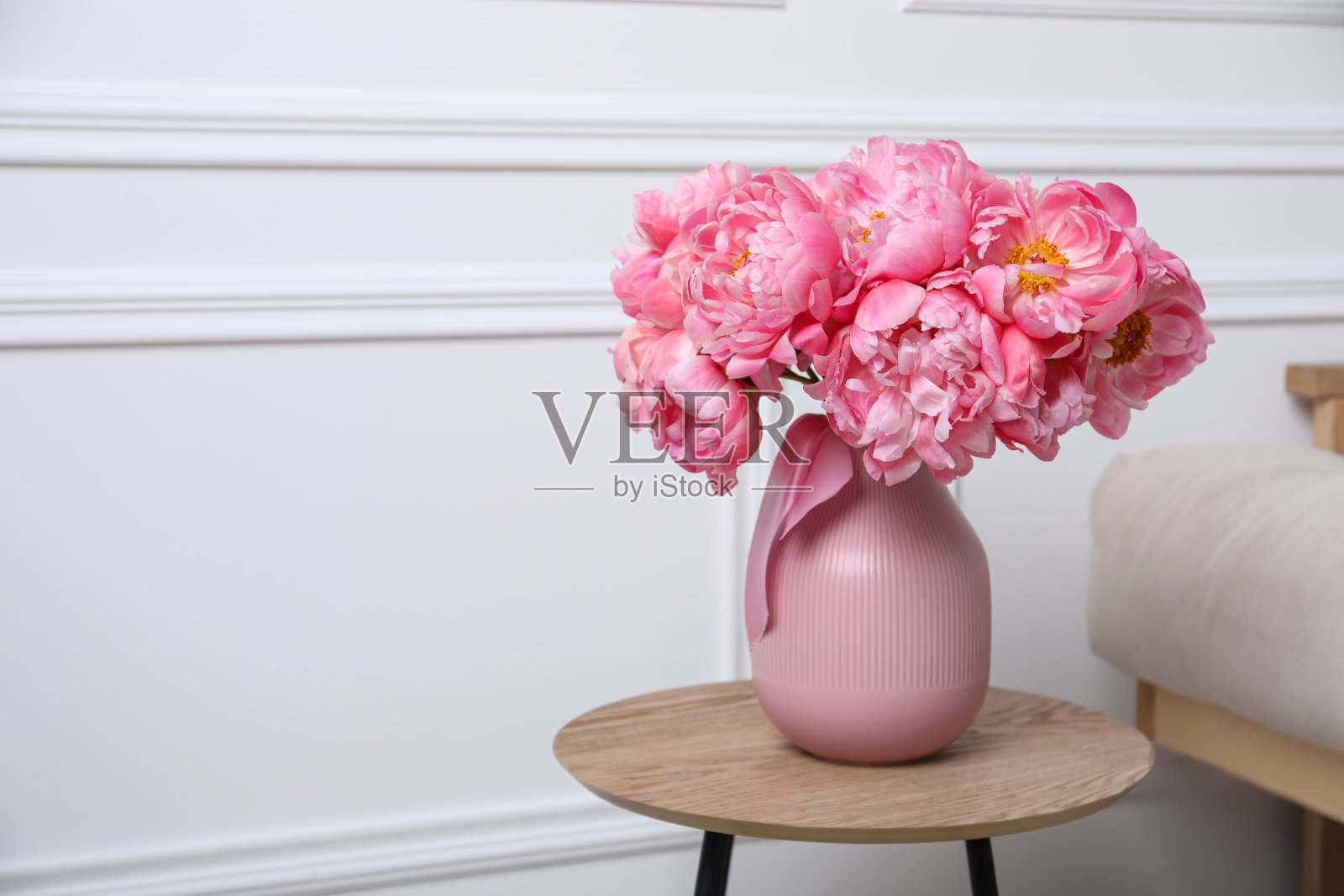 室内木桌上的花瓶里放着一束美丽的粉色牡丹。文本空间照片摄影图片
