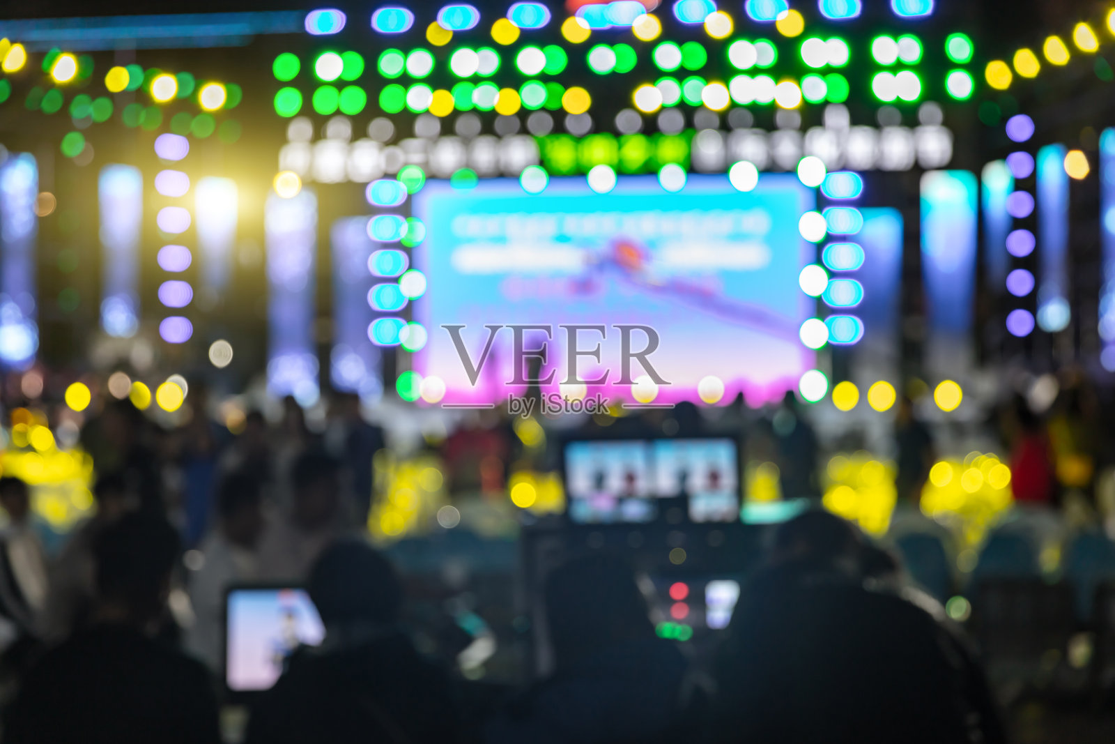 夏季露天表演的舞台灯光效果模糊背景照片摄影图片