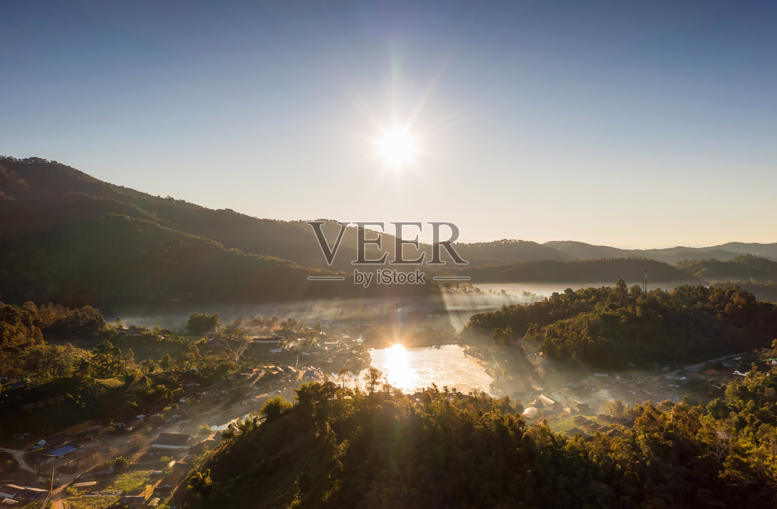 Baan Rak Thai村美丽的空中高角度无人机视图照片摄影图片